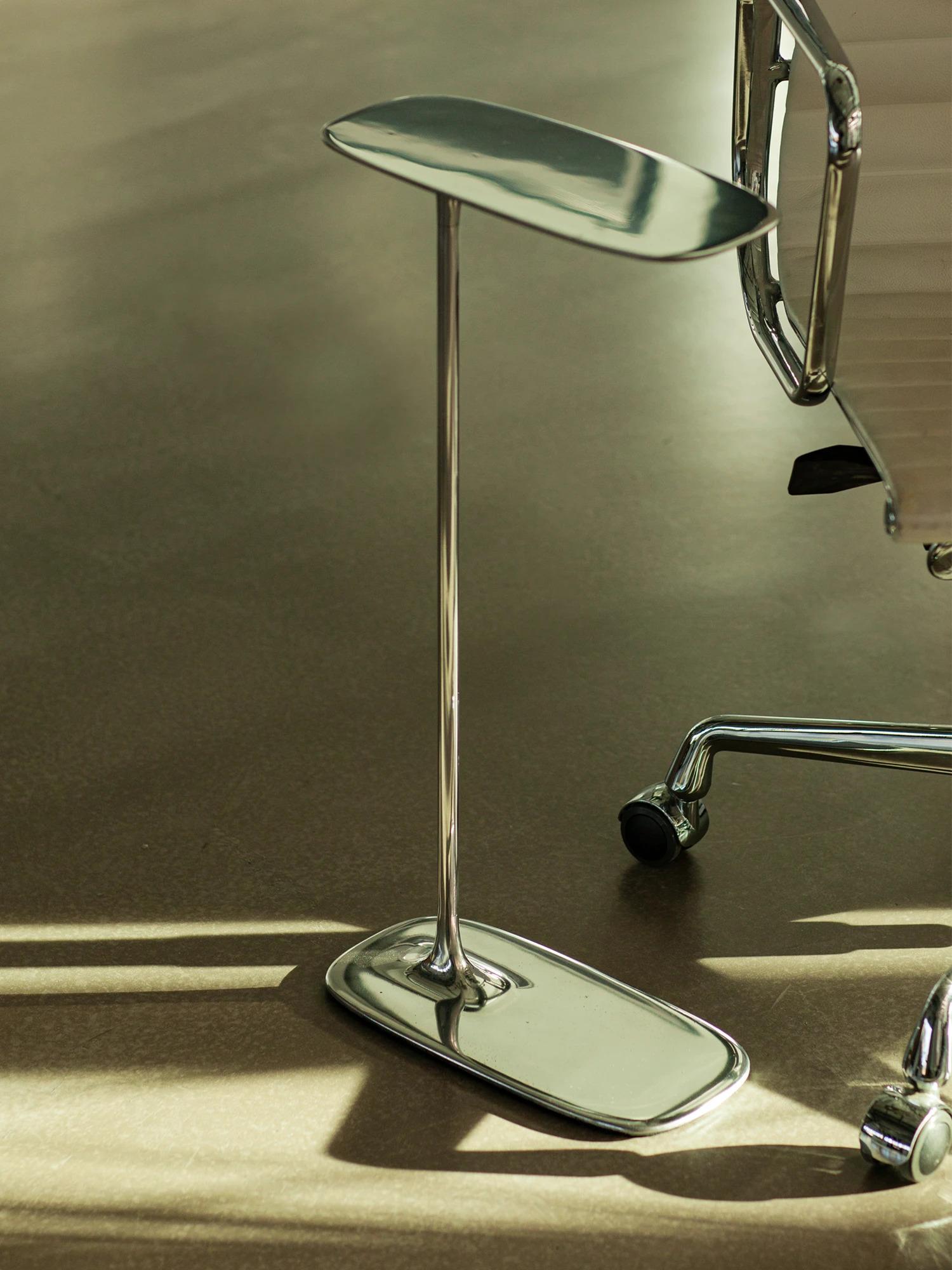 Moderne UNISM - Ensemble de deux grandes tables d'appoint en aluminium poli en vente