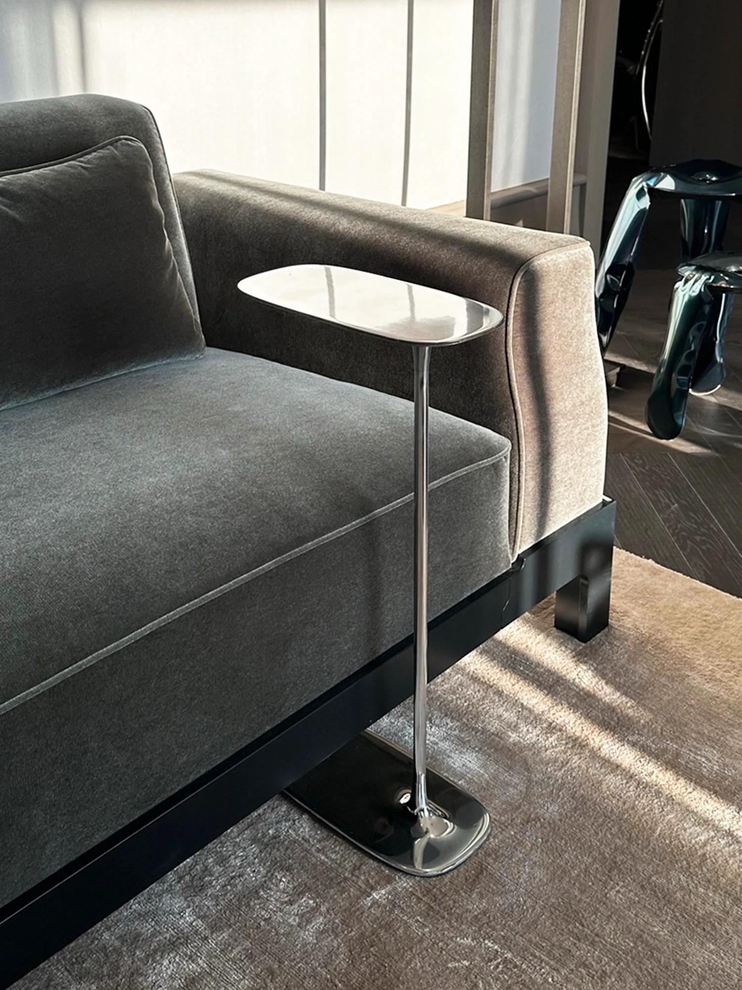 Polonais UNISM - Ensemble de deux grandes tables d'appoint en aluminium poli en vente
