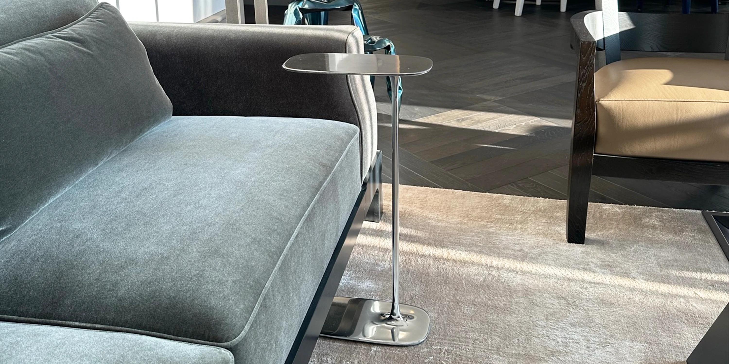 Poli UNISM - Ensemble de deux grandes tables d'appoint en aluminium poli en vente