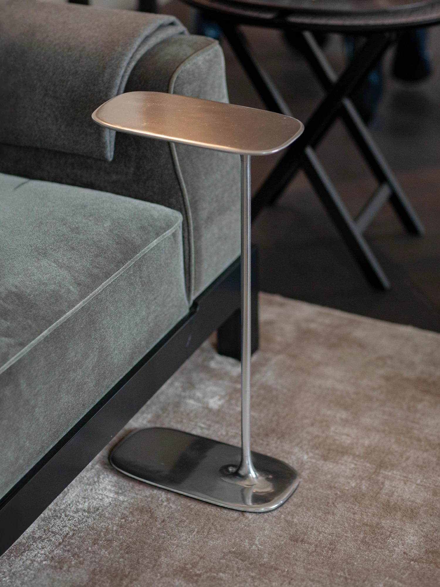 XXIe siècle et contemporain UNISM - Ensemble de deux grandes tables d'appoint en aluminium poli en vente