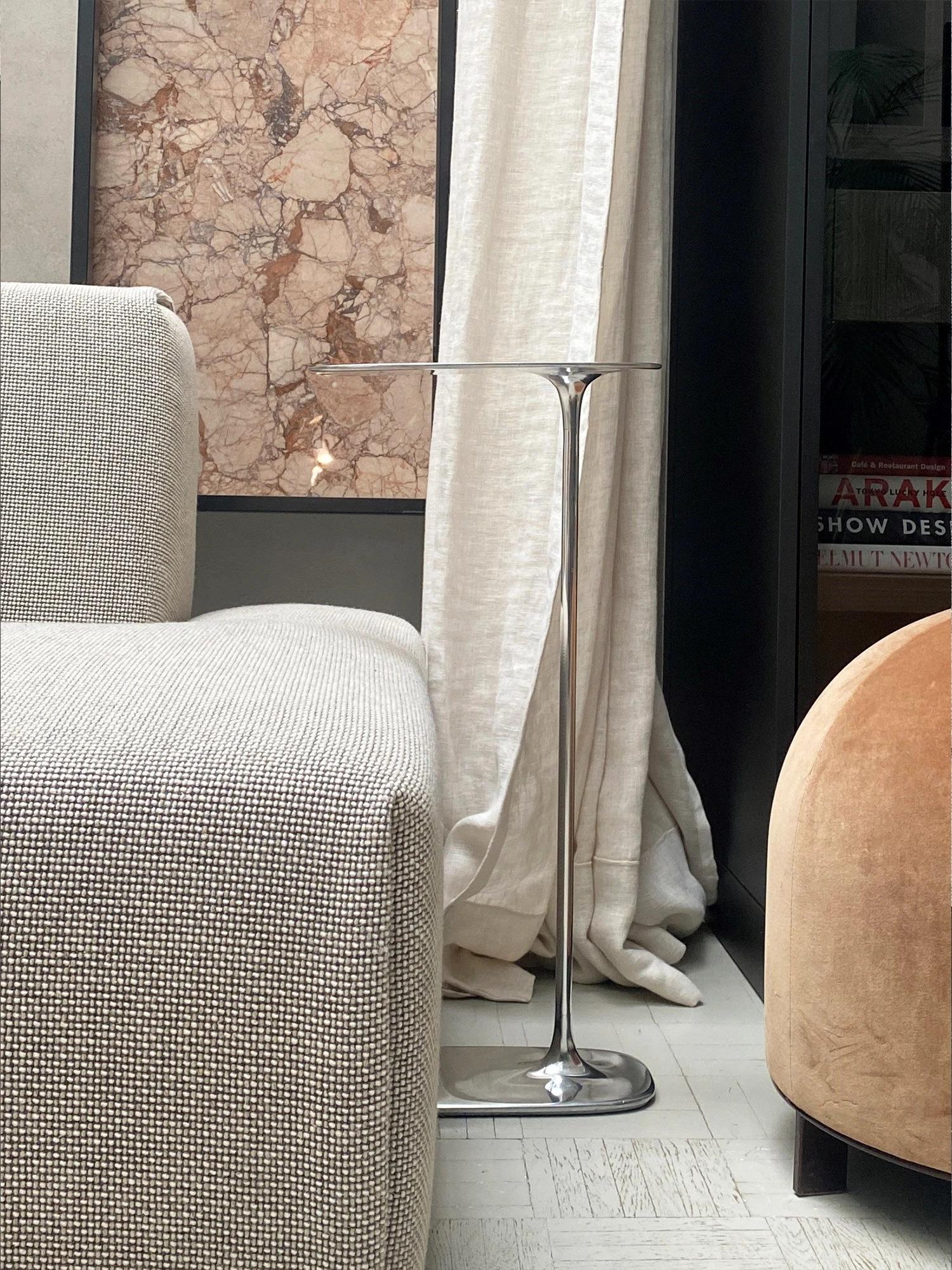 Un set di due tavolini che completeranno perfettamente l'arredamento del tuo salotto.

Il tavolino basso Fluid, realizzato con il metodo della fusione a sabbia e alto 47 cm, è perfettamente proporzionato per essere posizionato accanto al tuo divano.