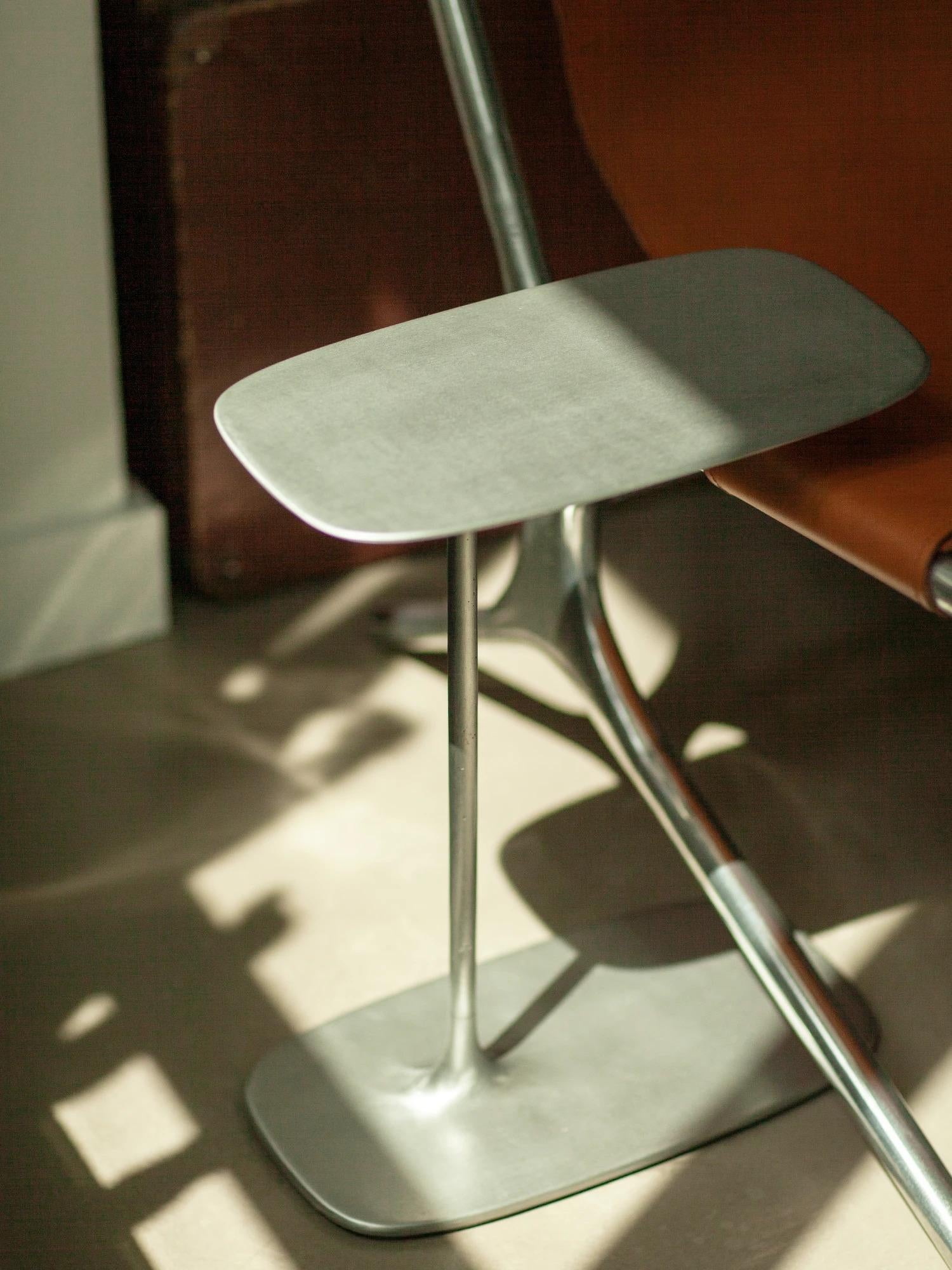 UNISM – Beistelltisch – gebürstetes Aluminium im Angebot 1