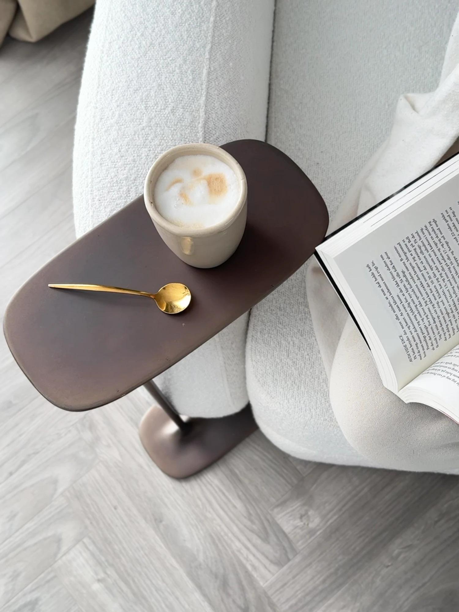 Polonais UNISM - Grande table d'appoint en laiton vieilli en vente