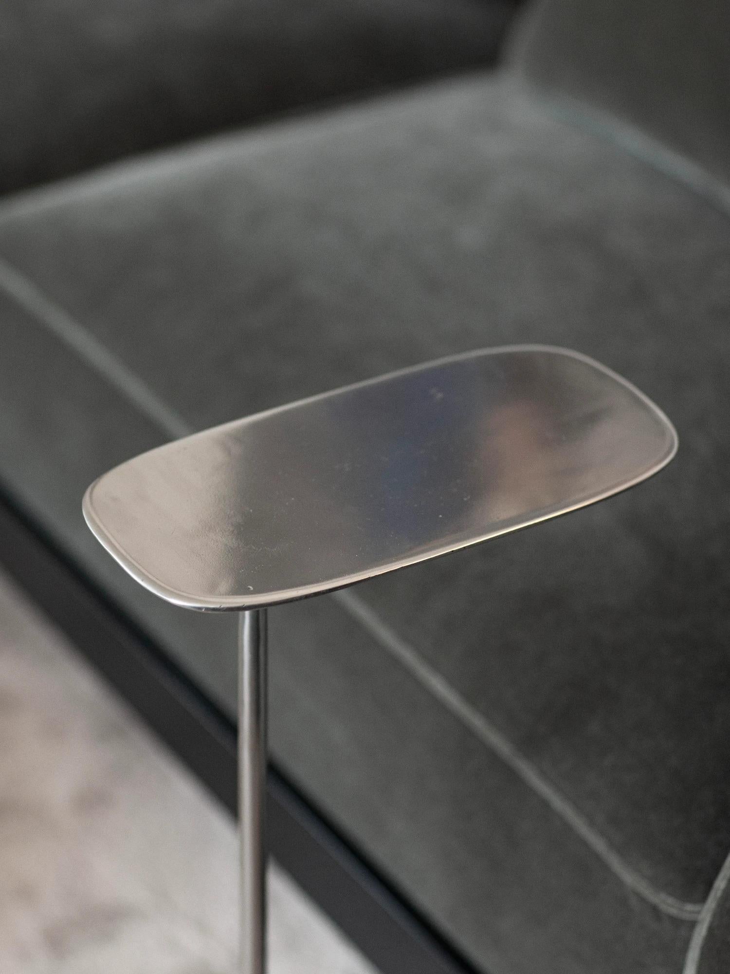 UNISM – Beistelltisch aus poliertem Aluminium im Zustand „Neu“ im Angebot in Warszawa, PL