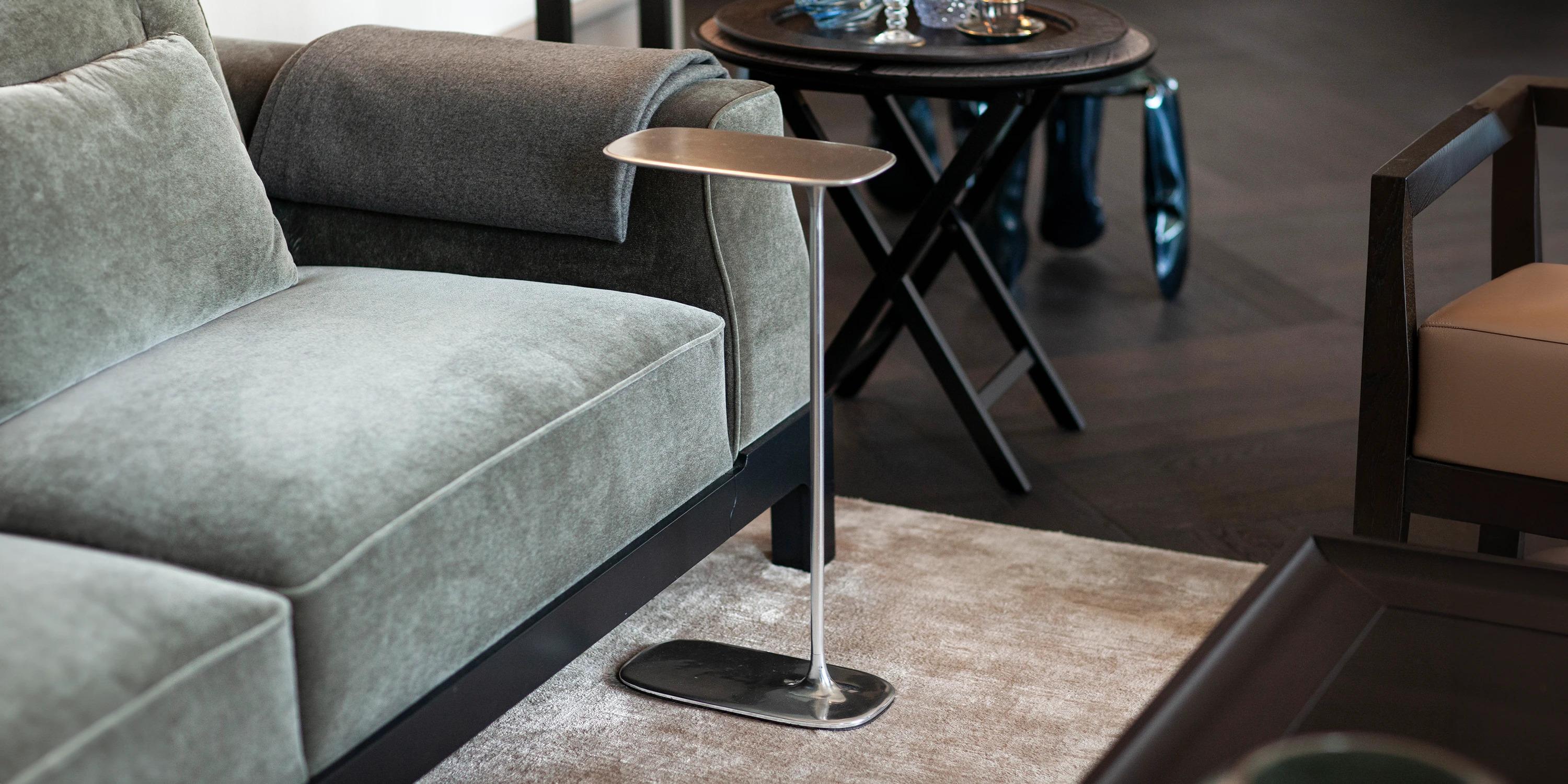 UNISM – Beistelltisch aus poliertem Aluminium im Angebot 1