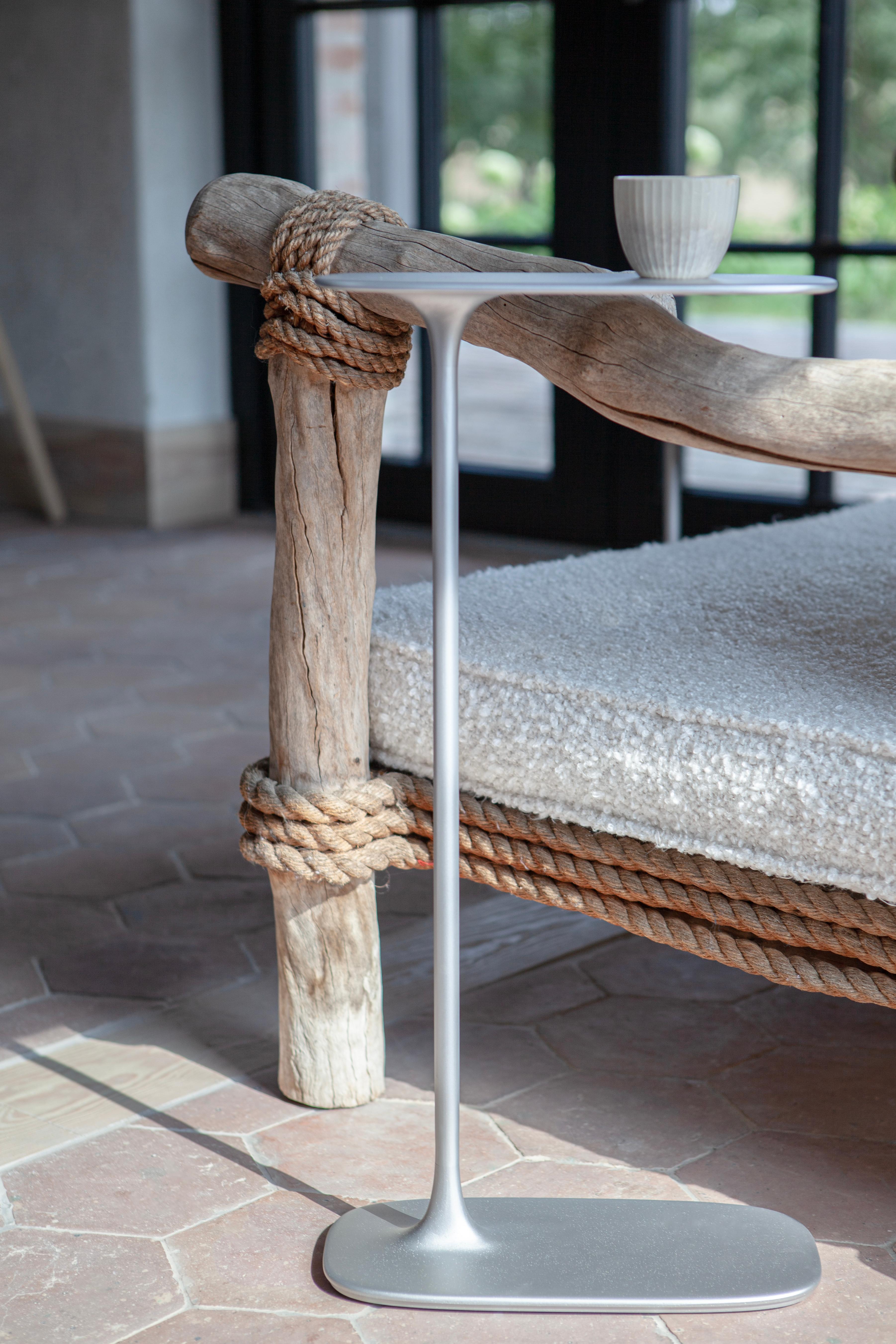 Moderne UNISM - Grande table d'appoint en aluminium brossé en vente