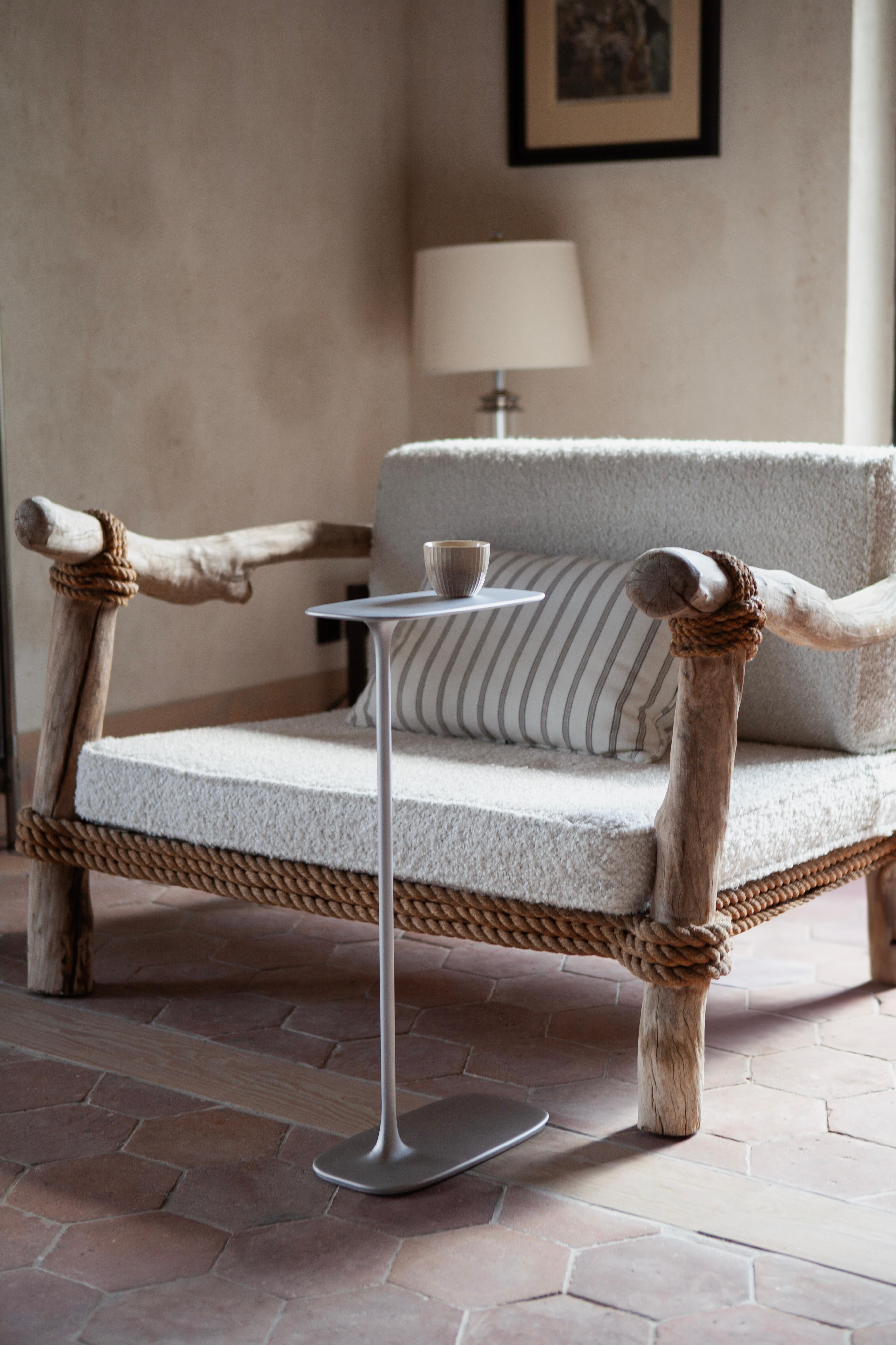 Le produit est fabriqué par moulage en sable, c'est-à-dire en coulant de l'aluminium ou du laiton en fusion dans des moules en sable. La surface du produit est finie en la polissant à la main pour obtenir la douceur souhaitée (brossée ou polie) et