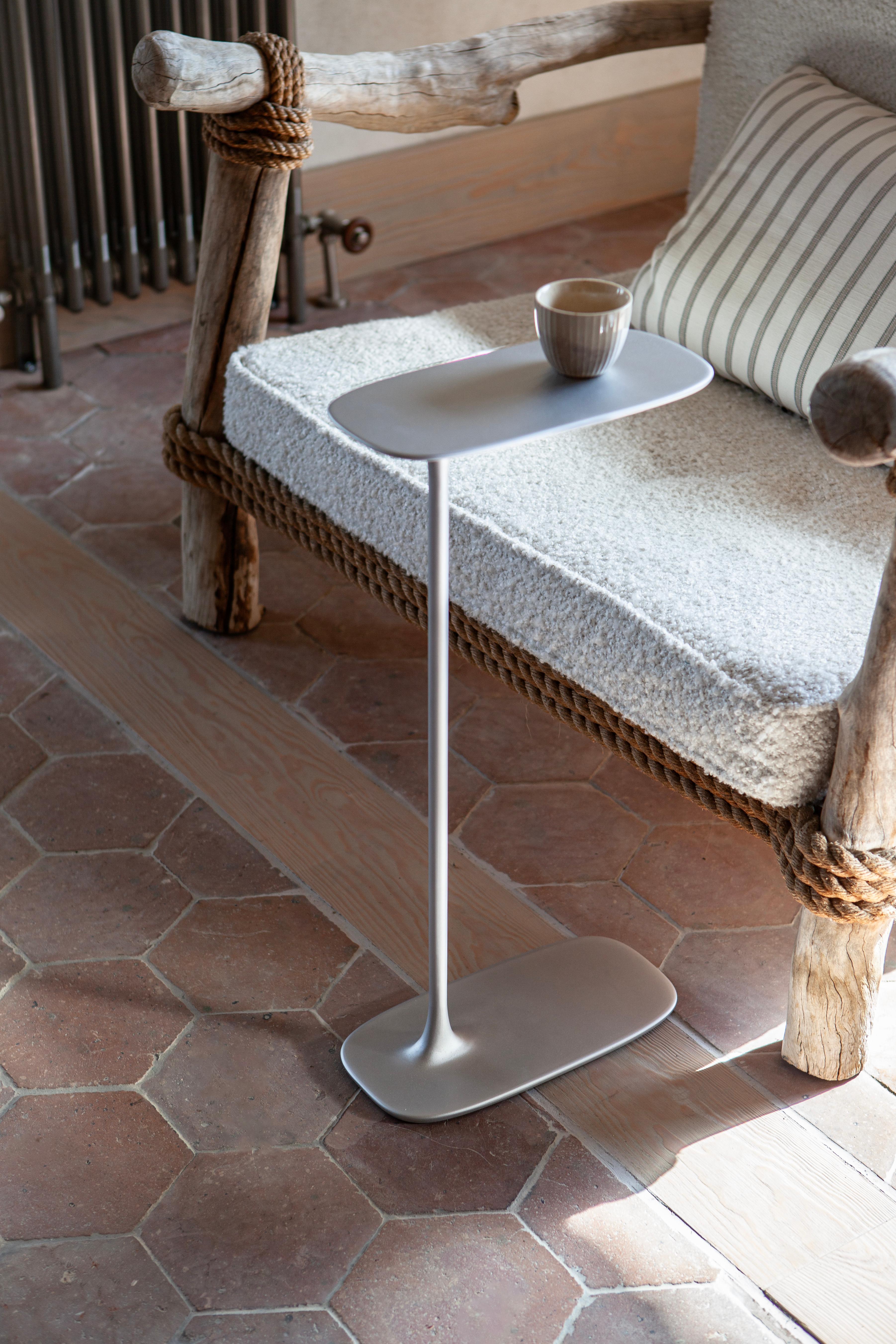 Polonais UNISM - Grande table d'appoint en aluminium brossé en vente