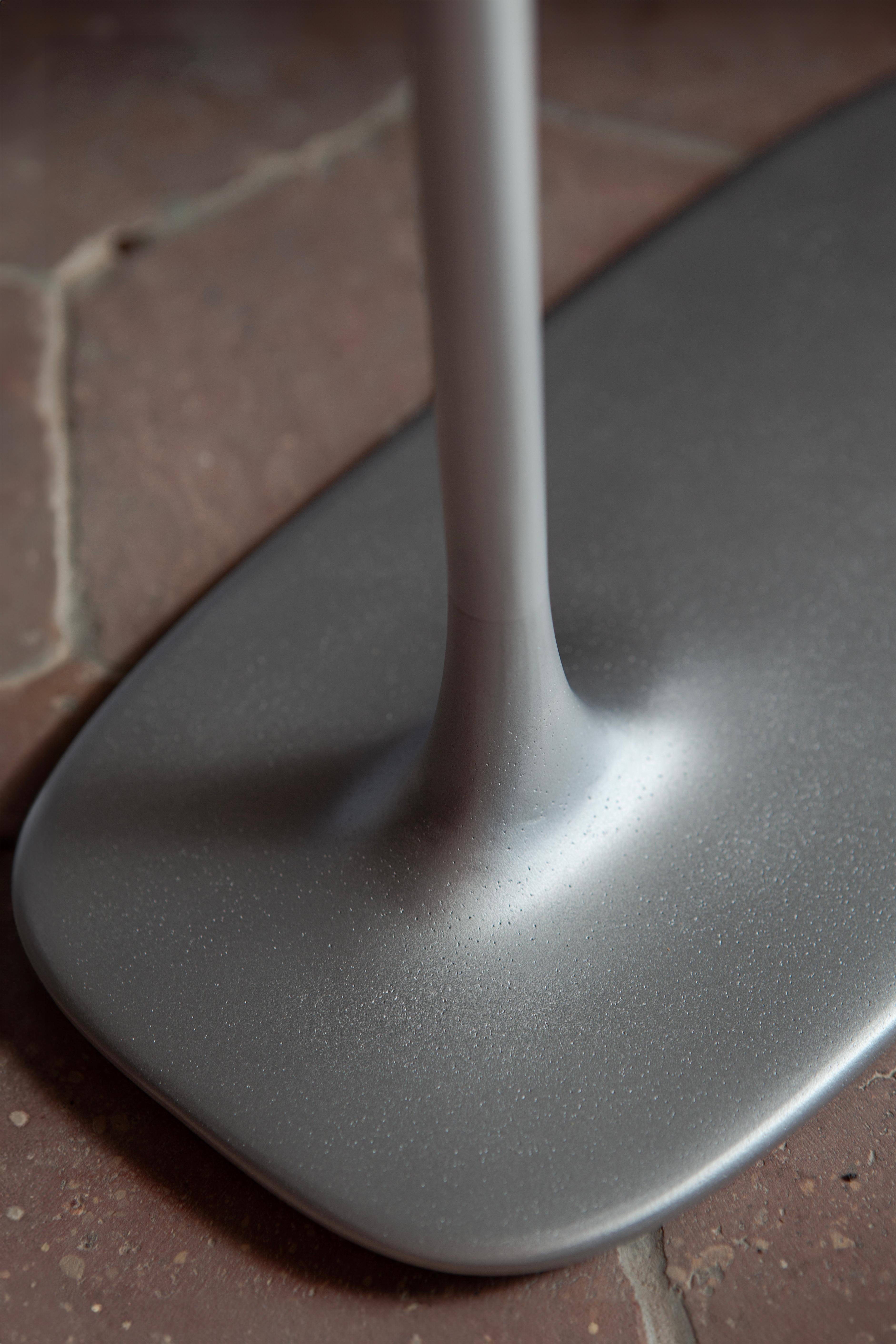 XXIe siècle et contemporain UNISM - Grande table d'appoint en aluminium brossé en vente