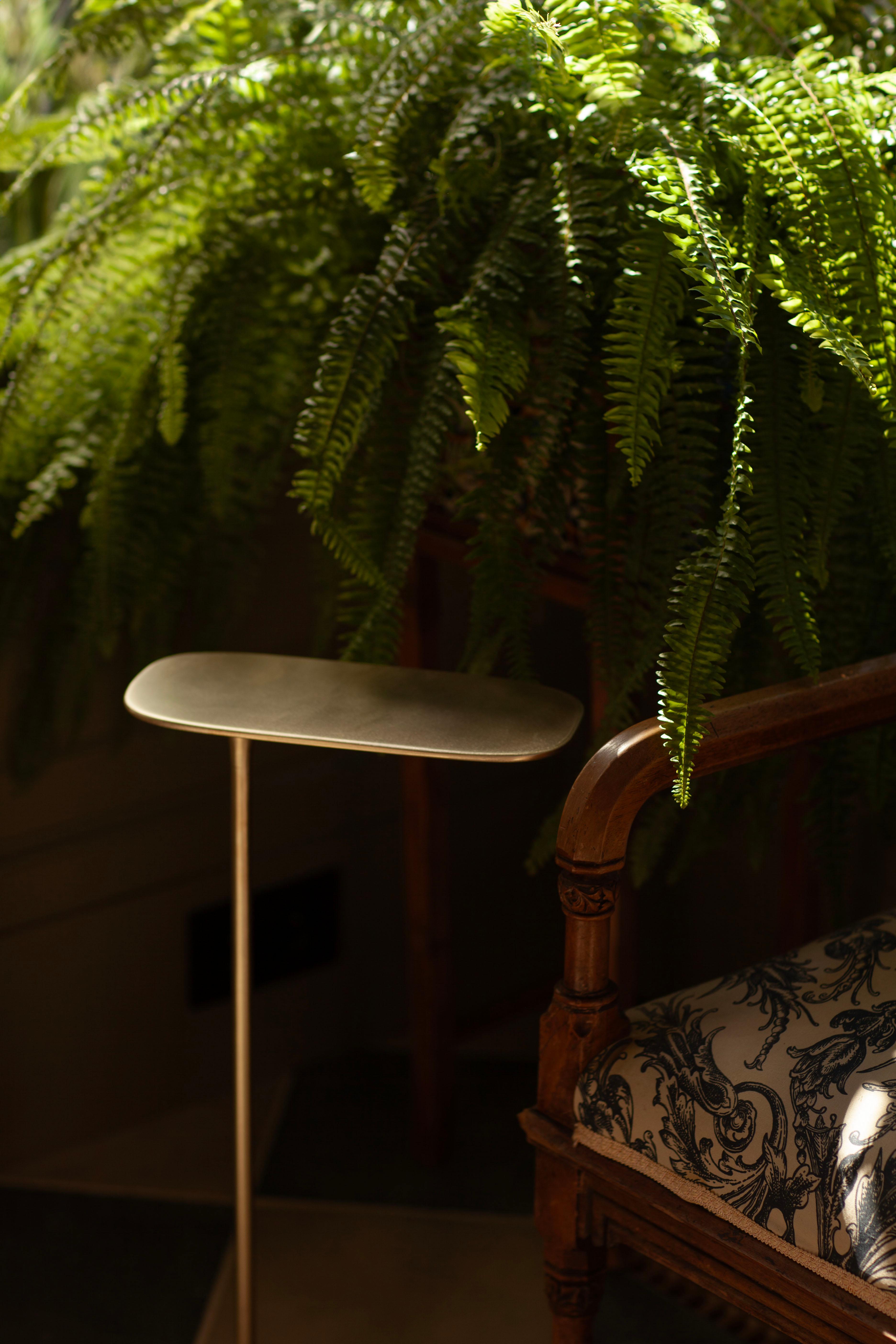 UNISM - Grande table d'appoint en laiton brossé en vente 2