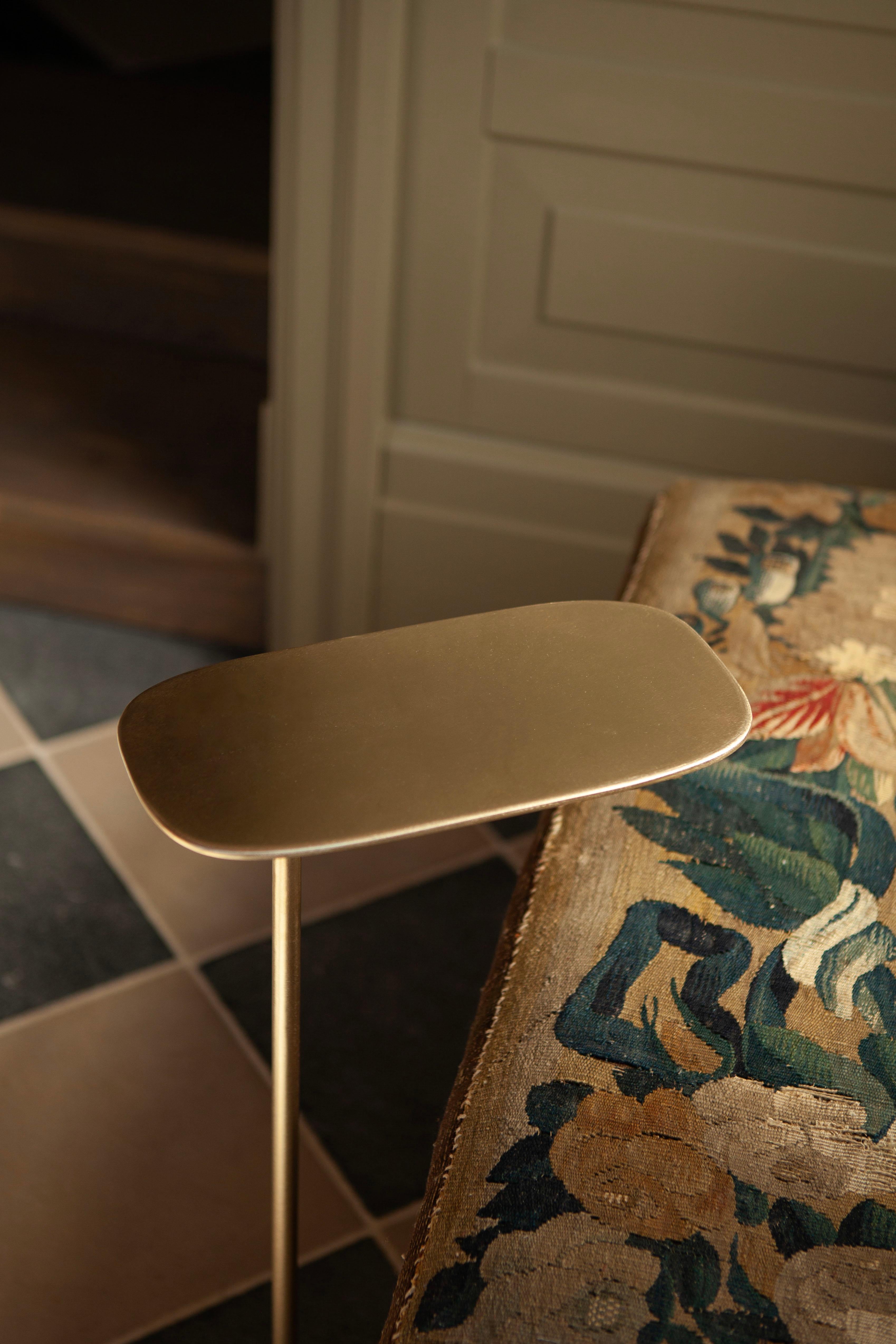 UNISM - Grande table d'appoint en laiton brossé en vente 4