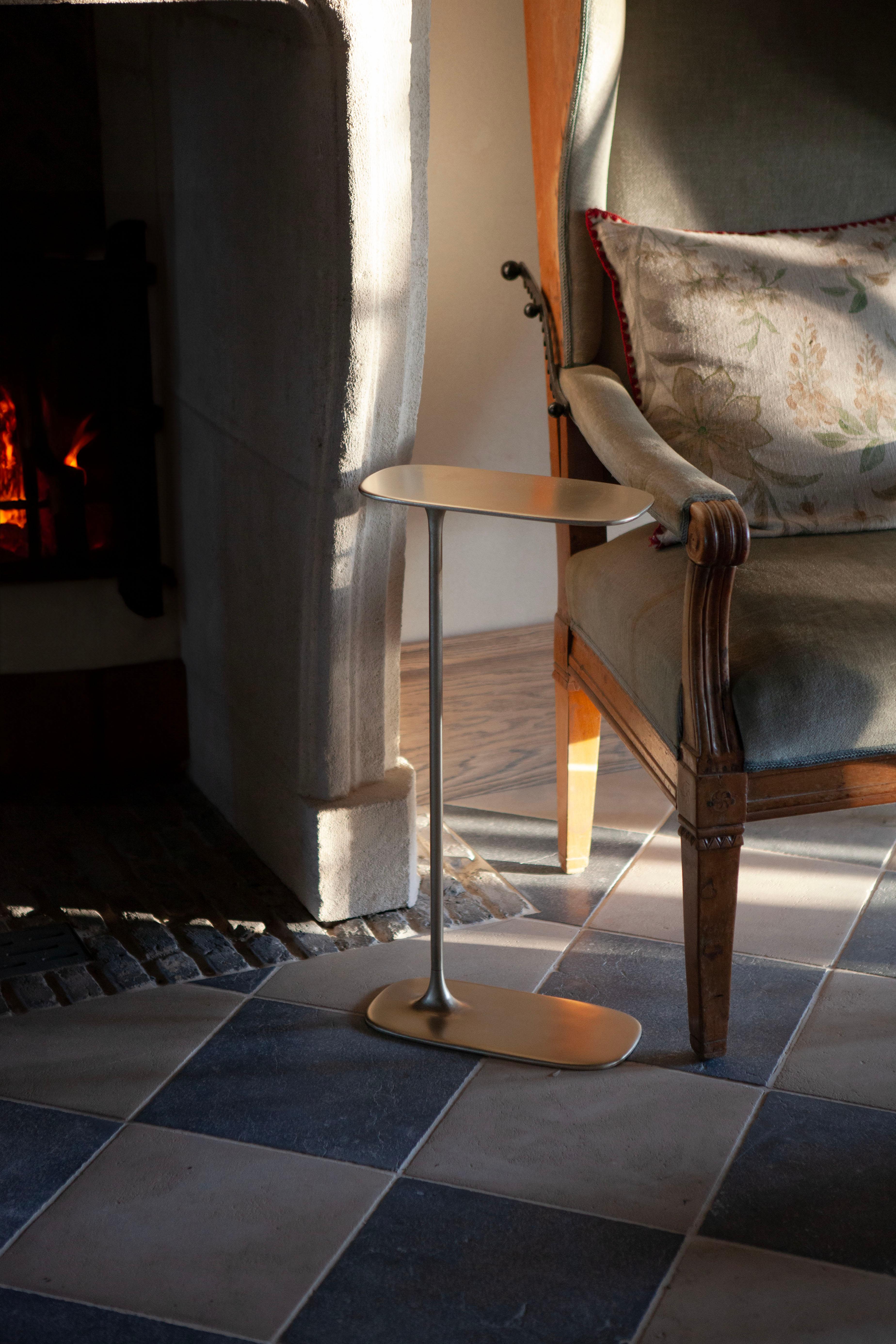 UNISM - Grande table d'appoint en laiton brossé en vente 5