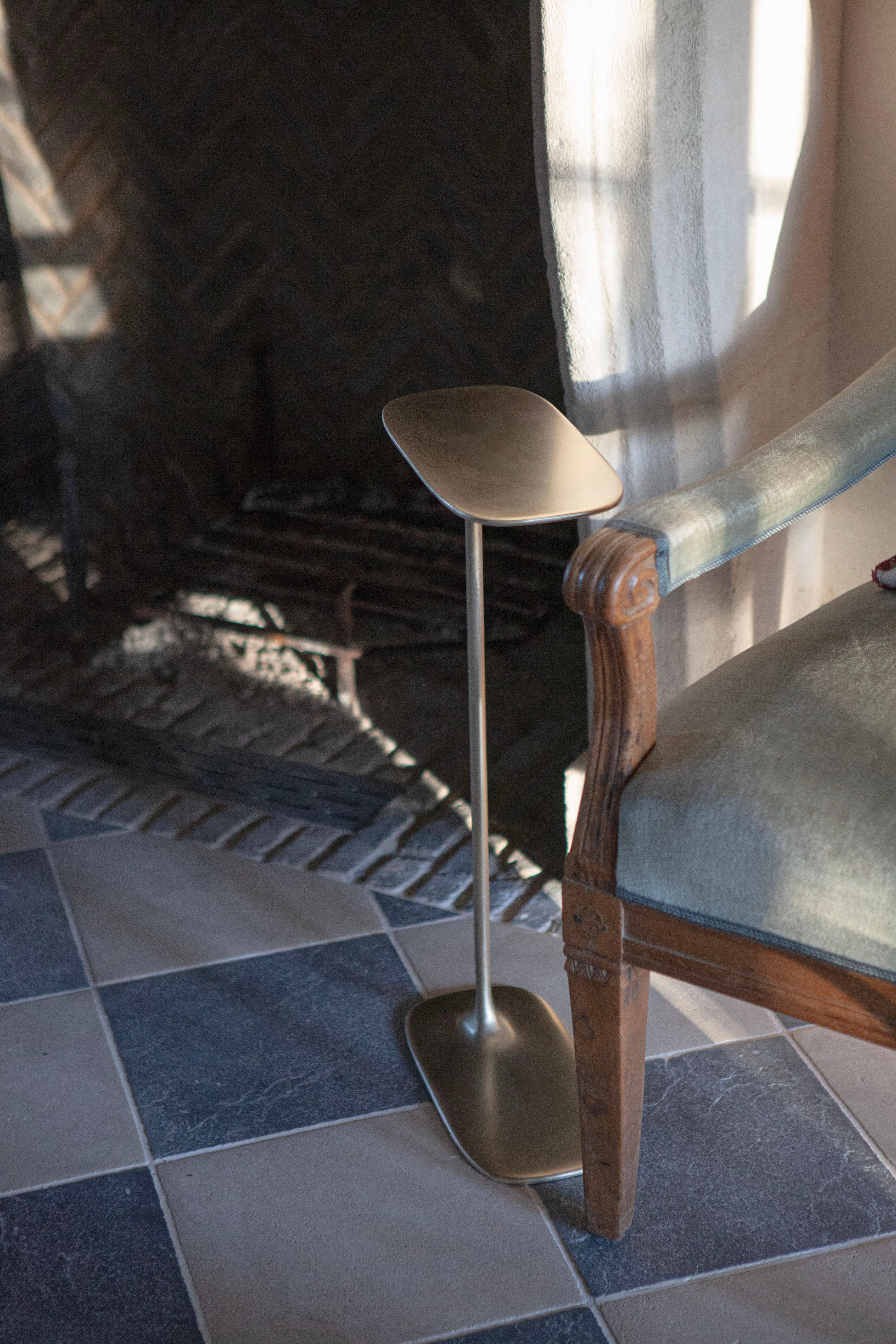 UNISM - Grande table d'appoint en laiton brossé en vente 6