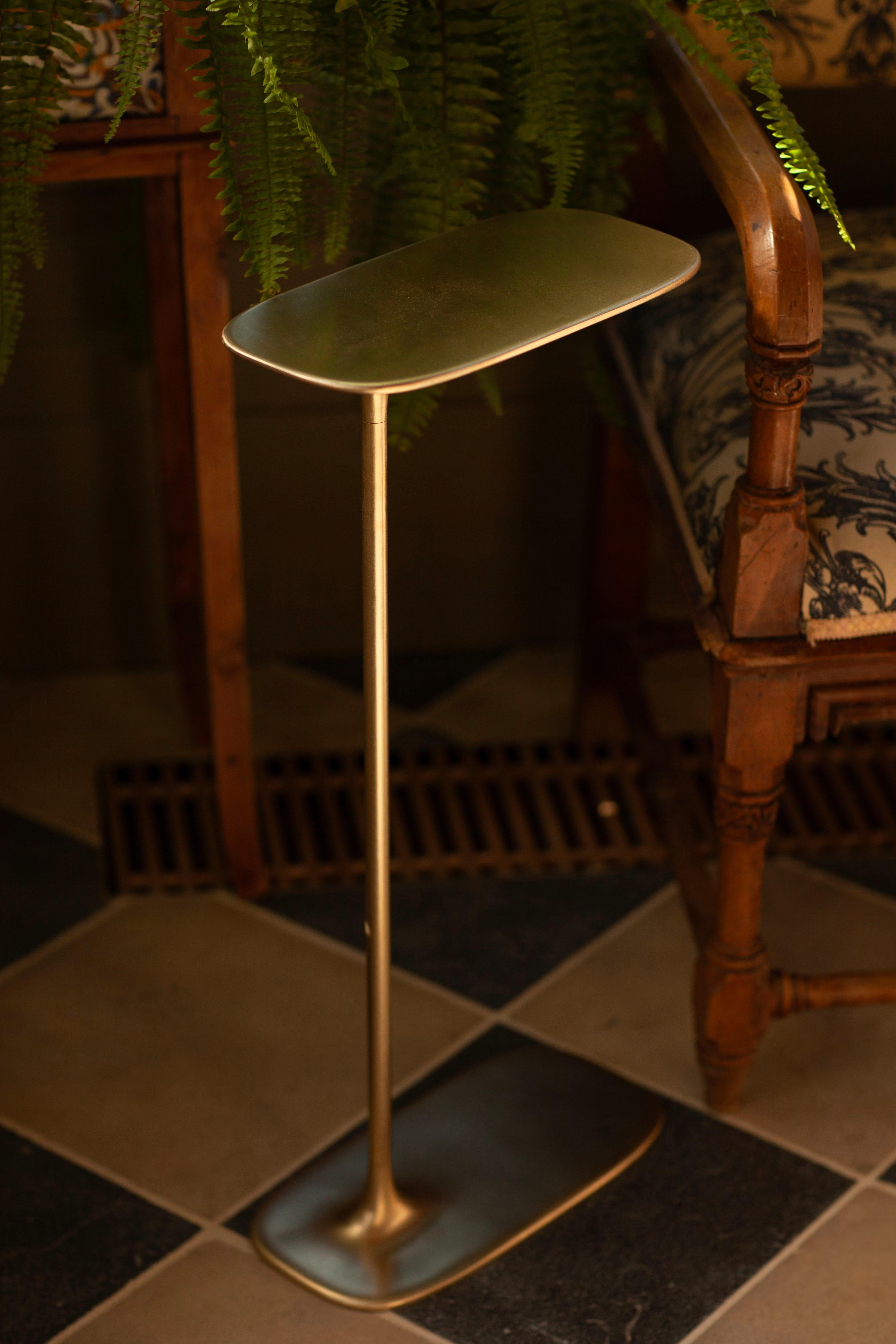 Polonais UNISM - Grande table d'appoint en laiton brossé en vente