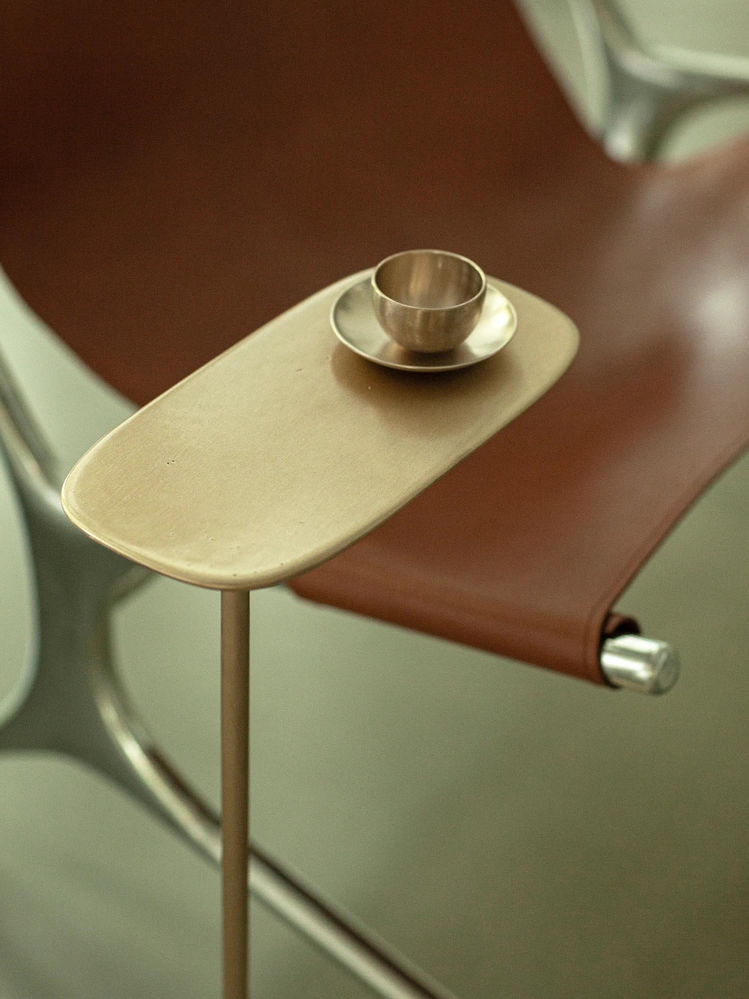 Laiton UNISM - Grande table d'appoint en laiton brossé en vente