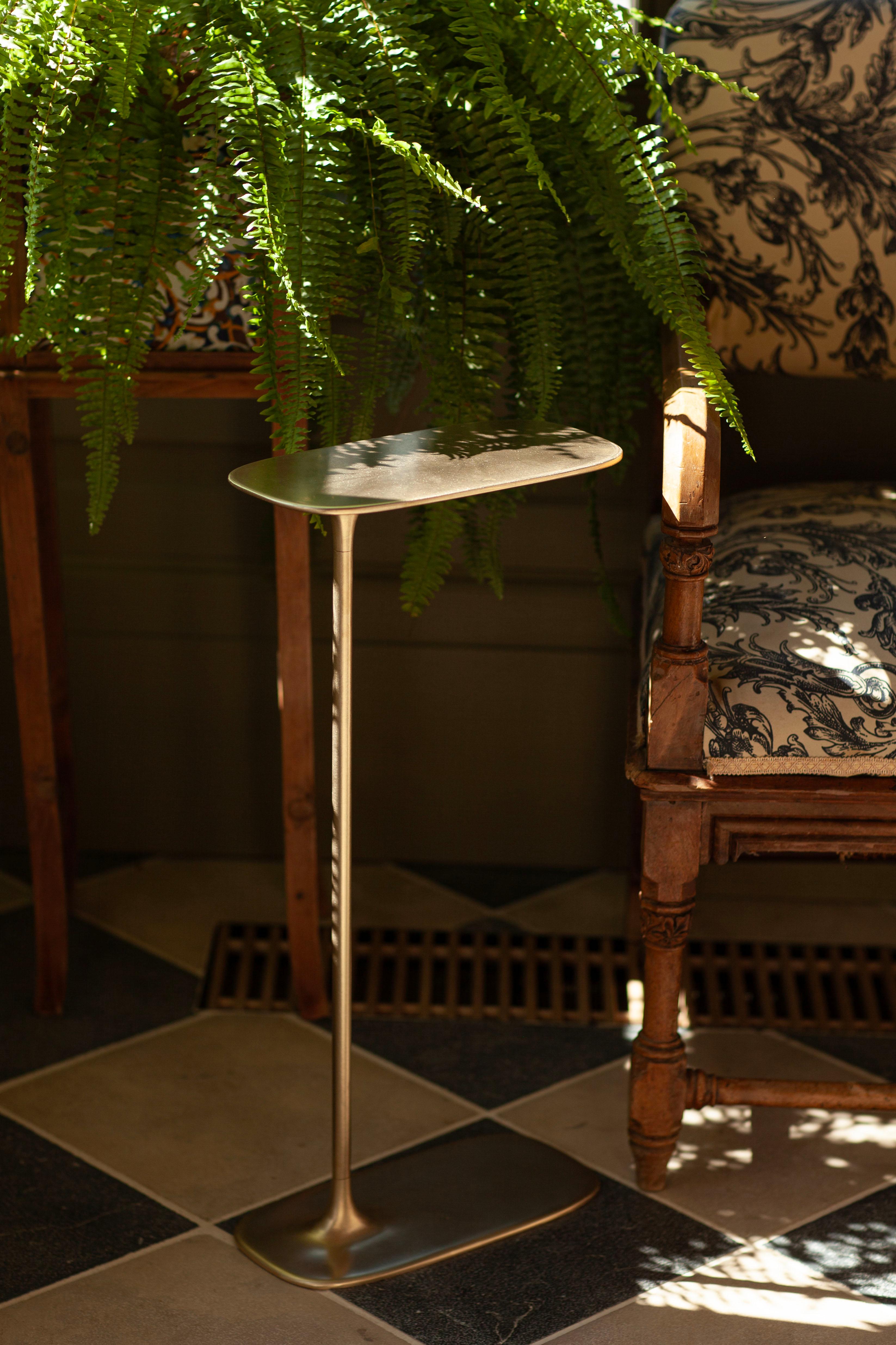 UNISM - Grande table d'appoint en laiton brossé en vente 1