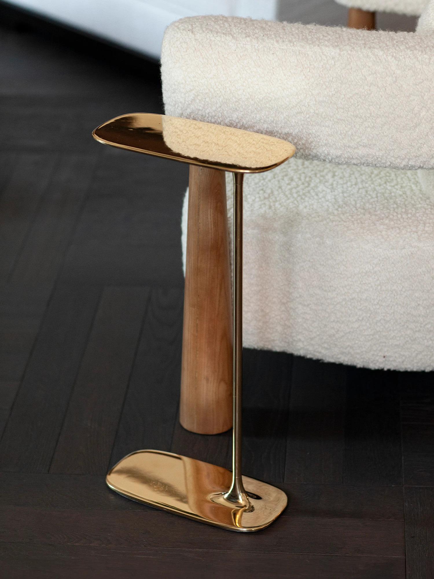 UNISM - Grande table d'appoint en laiton poli en vente 1