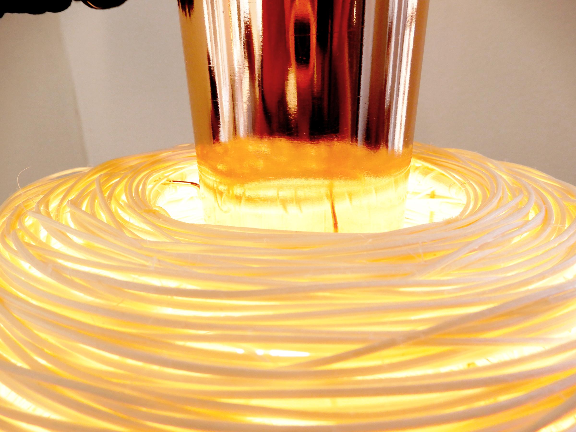 Con ratán muy fino de 1 mm. tejido a mano hasta las lámparas de techo, la estructura de la lámpara colgante artesanal Unidad Pendant-R evoca una esfera aplanada o un mini mundo, revestida después con alrededor de un kilómetro de ratán superfino en