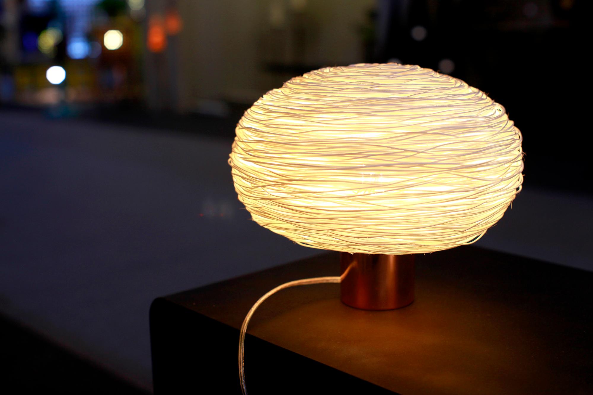 Moderne Unité « Table-R » par Ango, lampe de bureau en rotin faite à la main avec finition en cuivre en vente