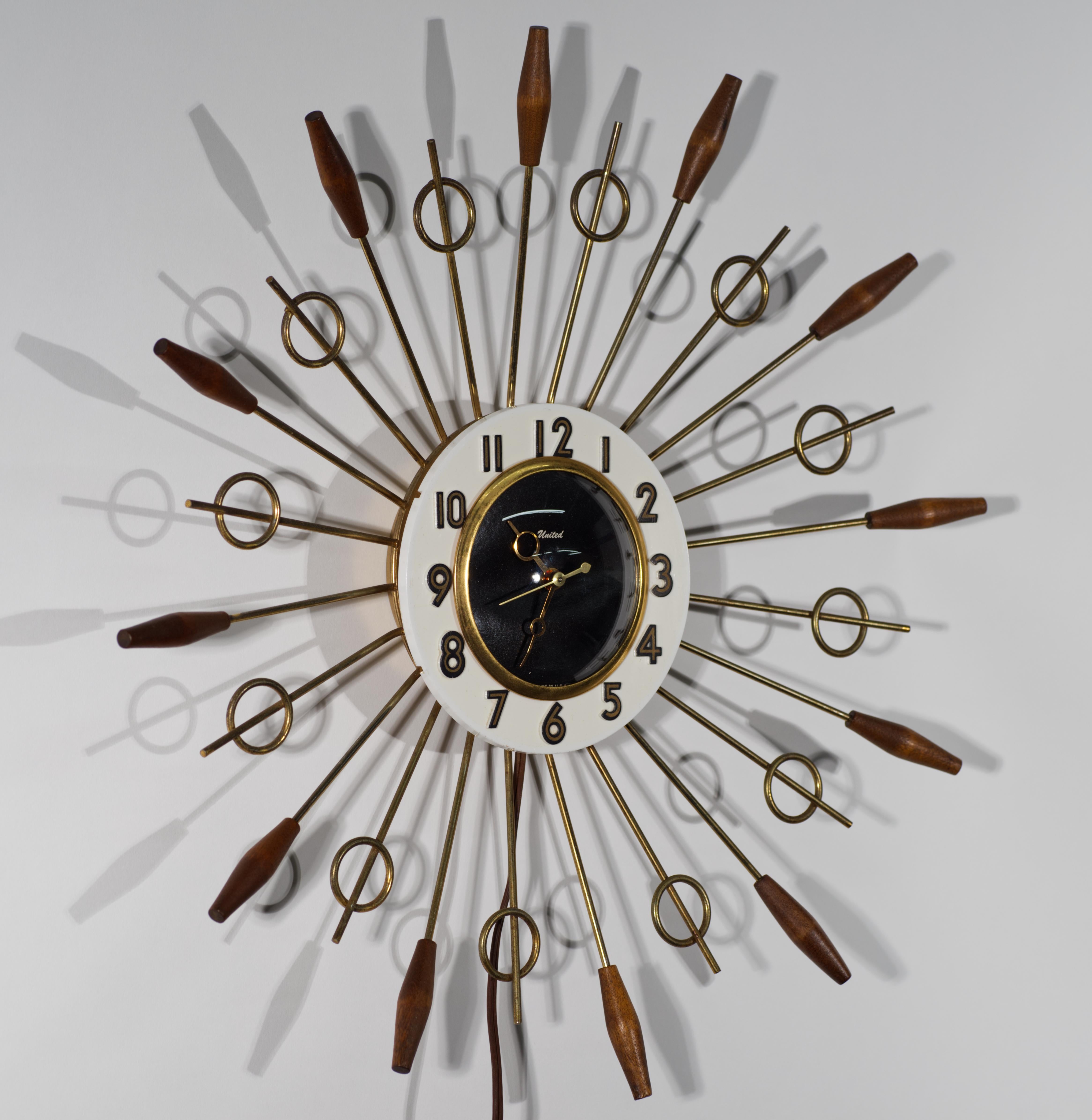 Reloj atómico United Brass Spindles Sunburst, años 60 Estadounidense en venta