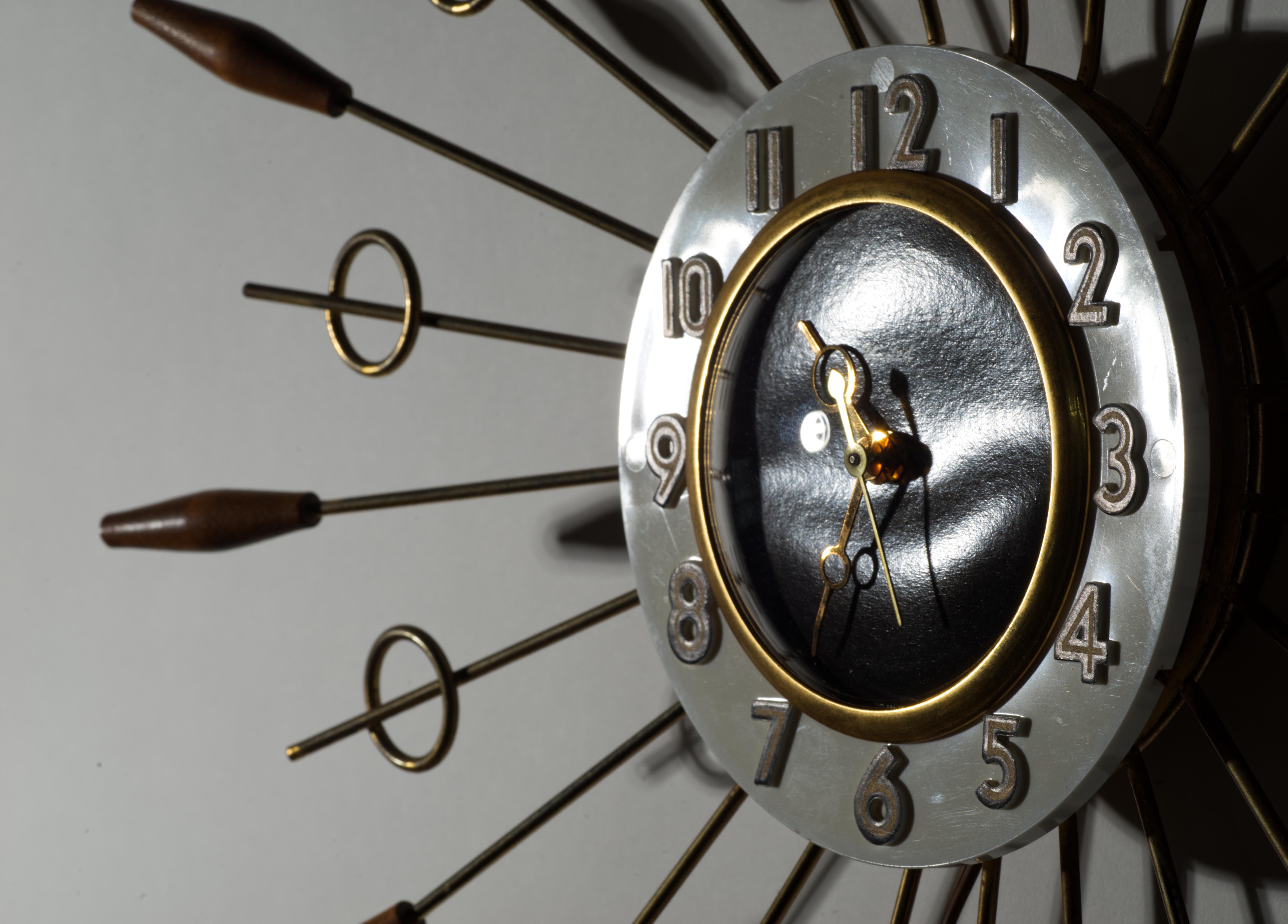 Reloj atómico United Brass Spindles Sunburst, años 60 en Bastante bueno estado para la venta en Clifton Springs, NY