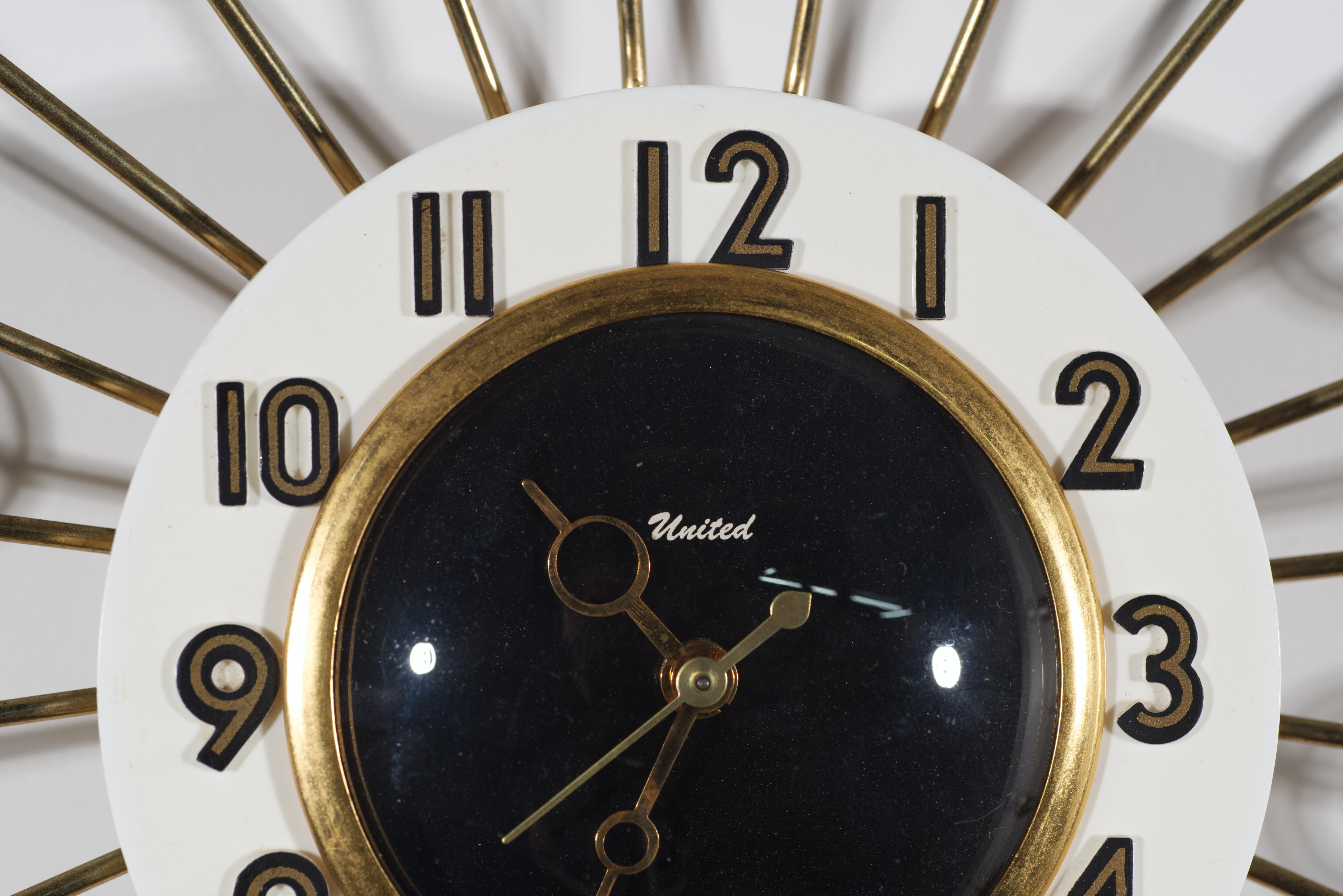Reloj atómico United Brass Spindles Sunburst, años 60 siglo XX en venta