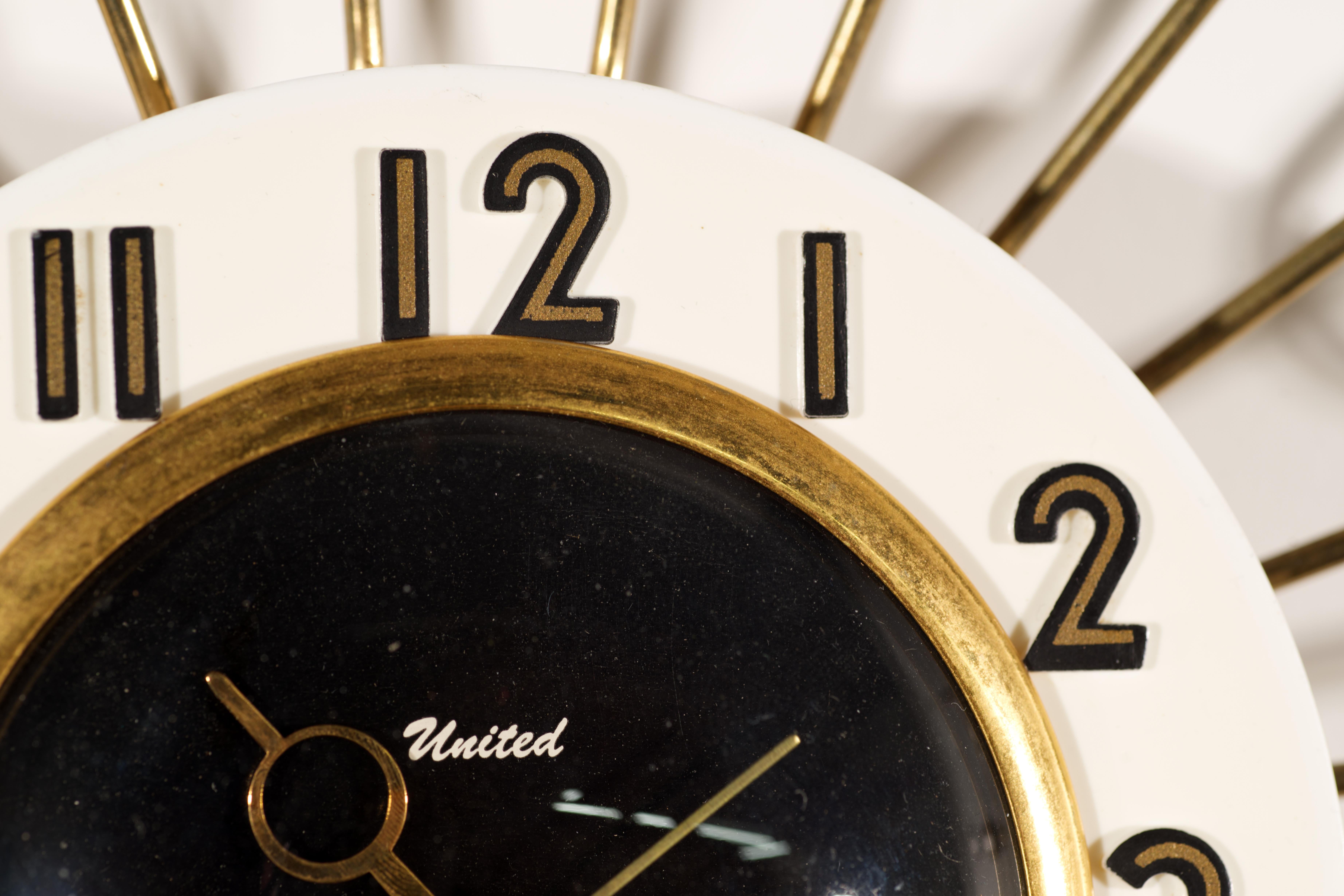 Reloj atómico United Brass Spindles Sunburst, años 60 Latón en venta