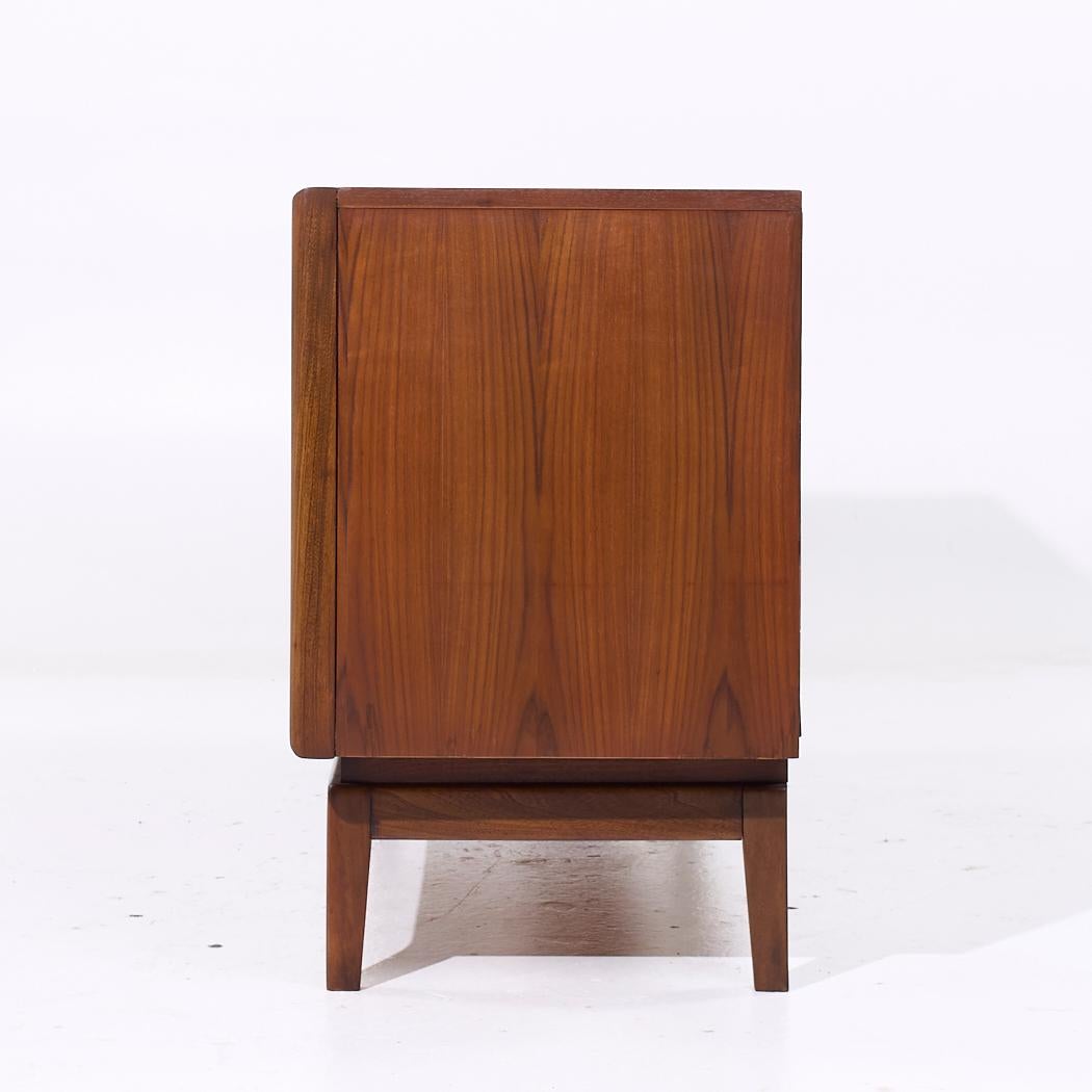 United Diamond Mid Century Walnut Lowboy Dresser In Good Condition For Sale In Countryside, IL