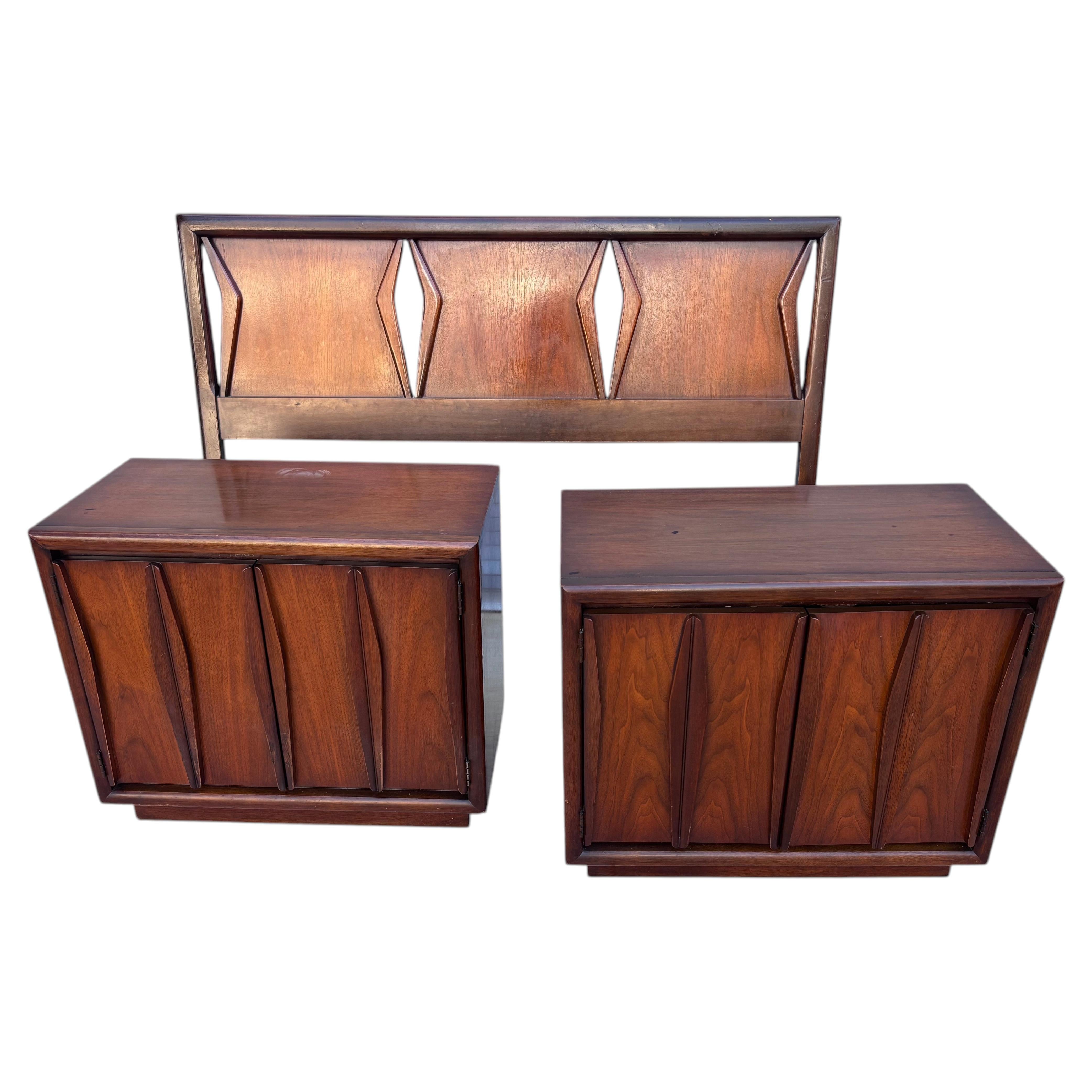 Mid-Century Modern Walnut Headboard and nightstands United Furniture Corp, 1958 For Sale