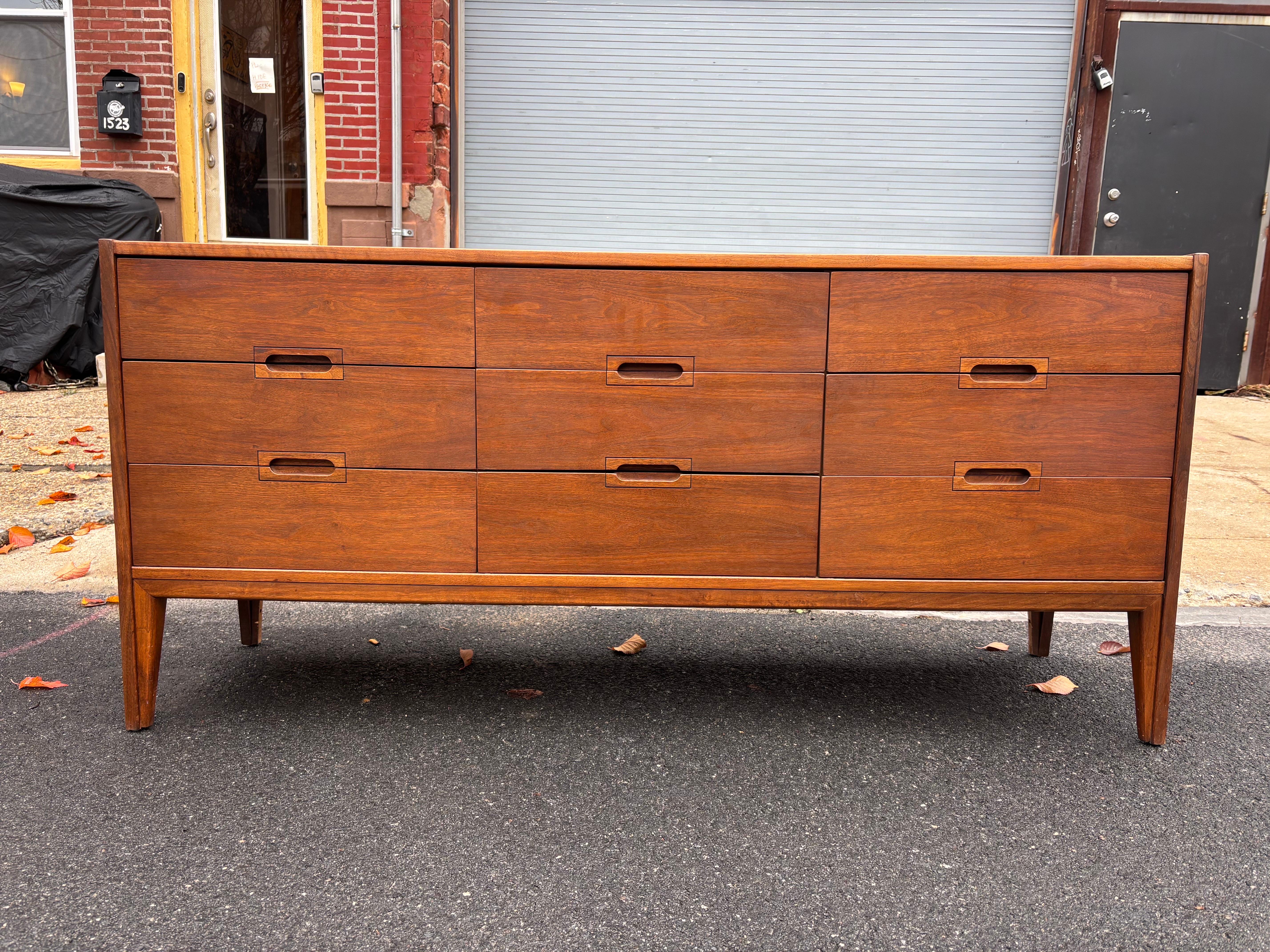 United Furniture Comò a 9 cassetti in noce in vendita 2