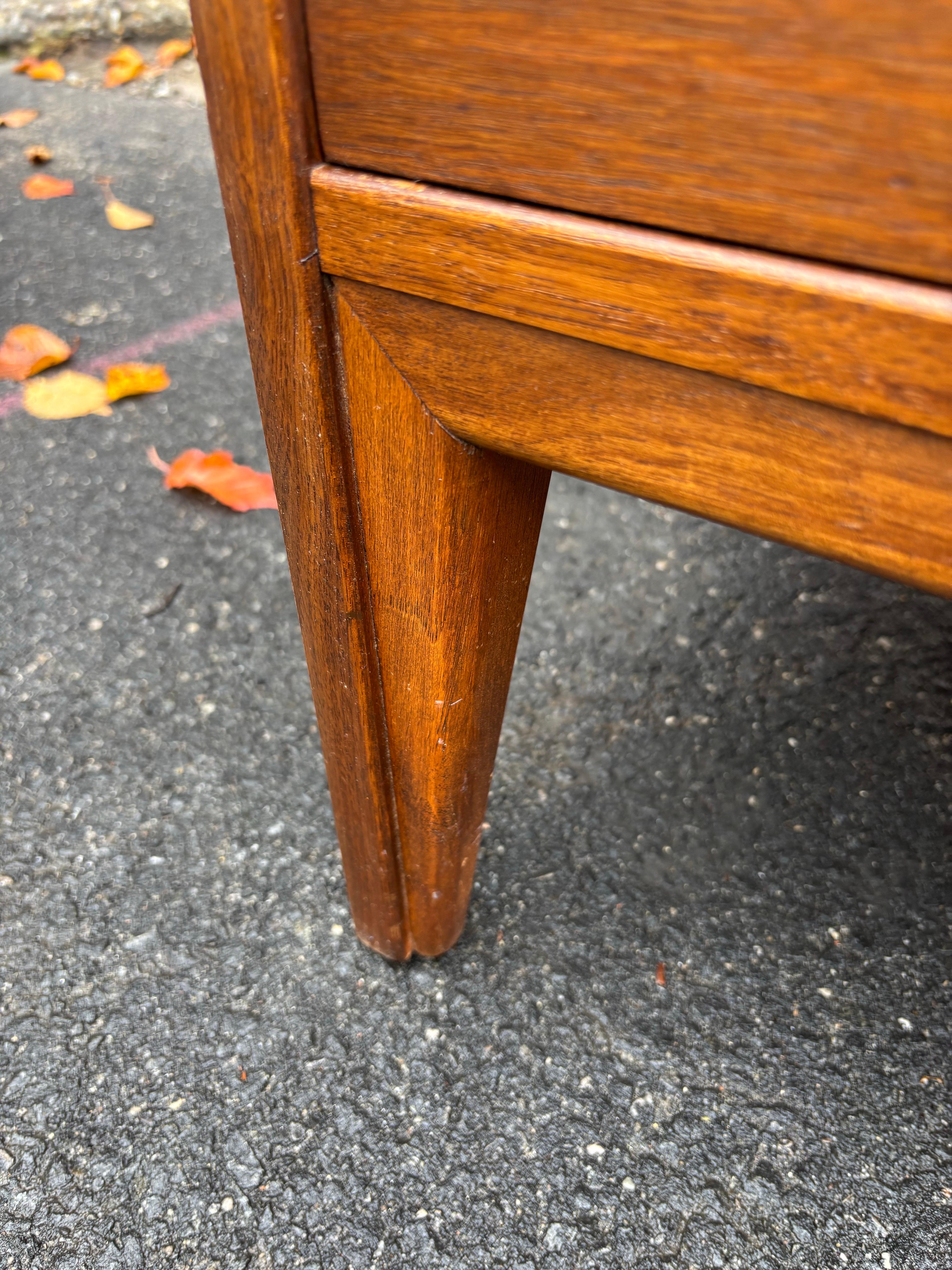 United Furniture Comò a 9 cassetti in noce in vendita 3