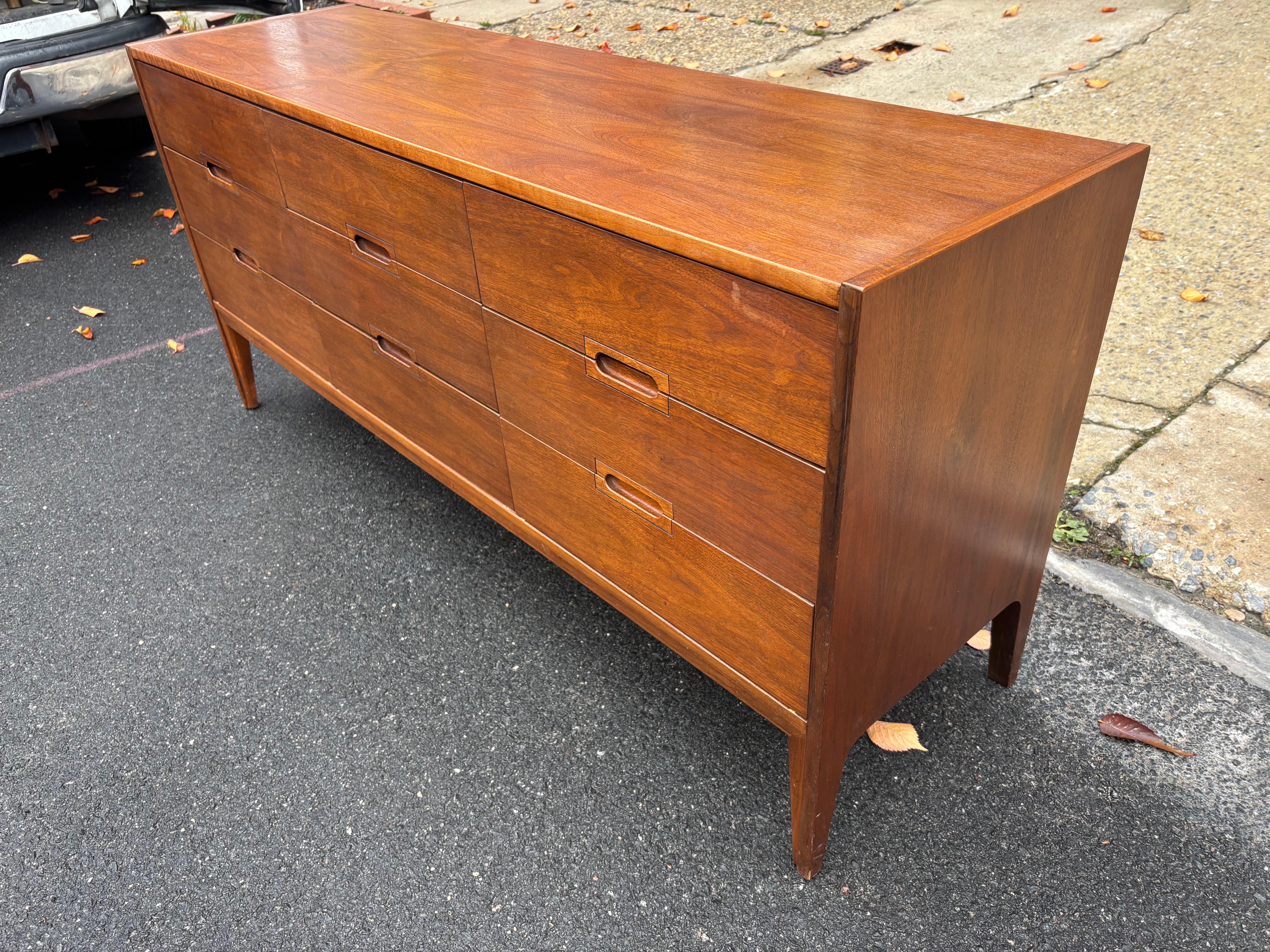 United Furniture Comò a 9 cassetti in noce in vendita 4