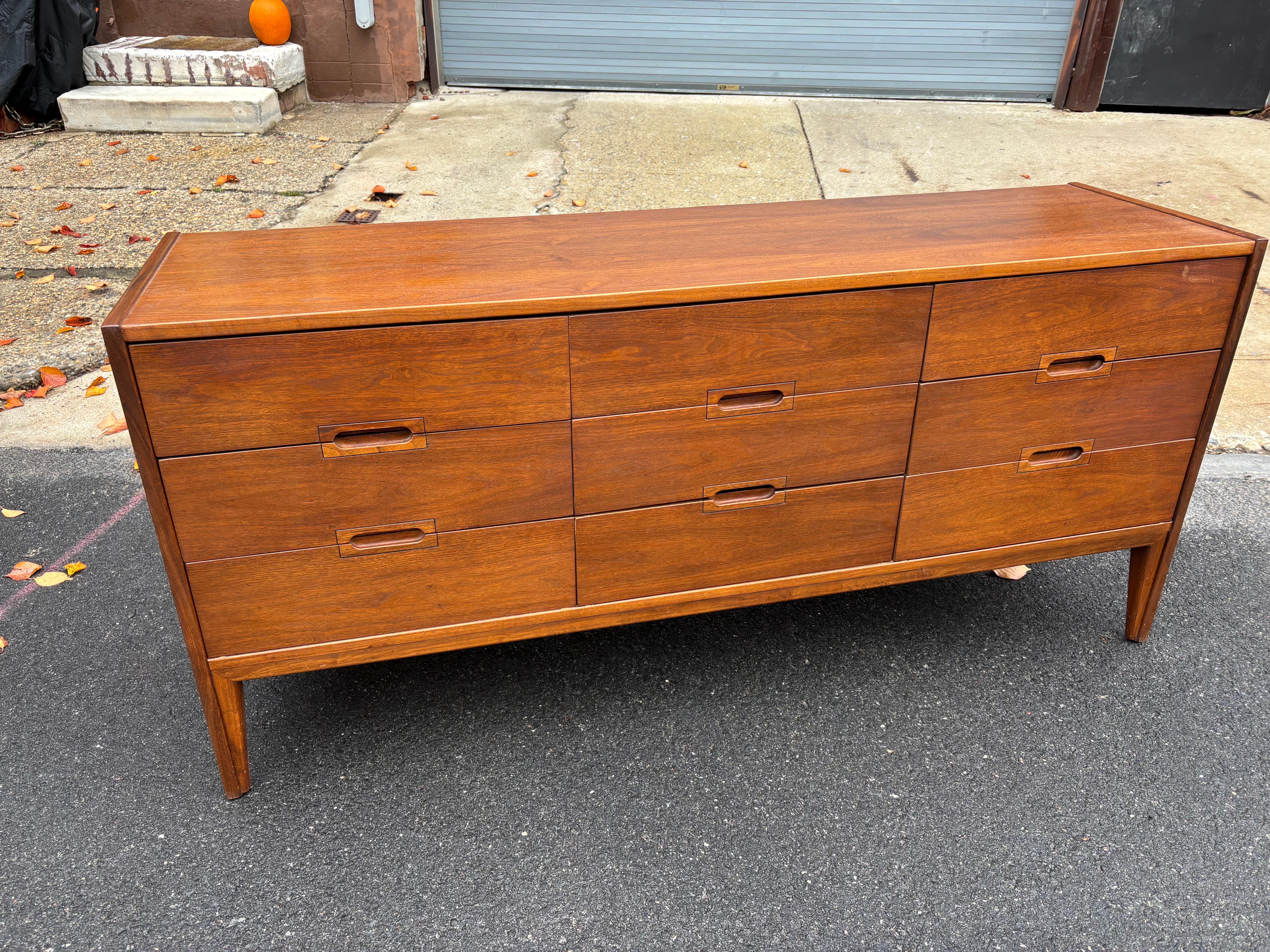 Americano United Furniture Comò a 9 cassetti in noce in vendita