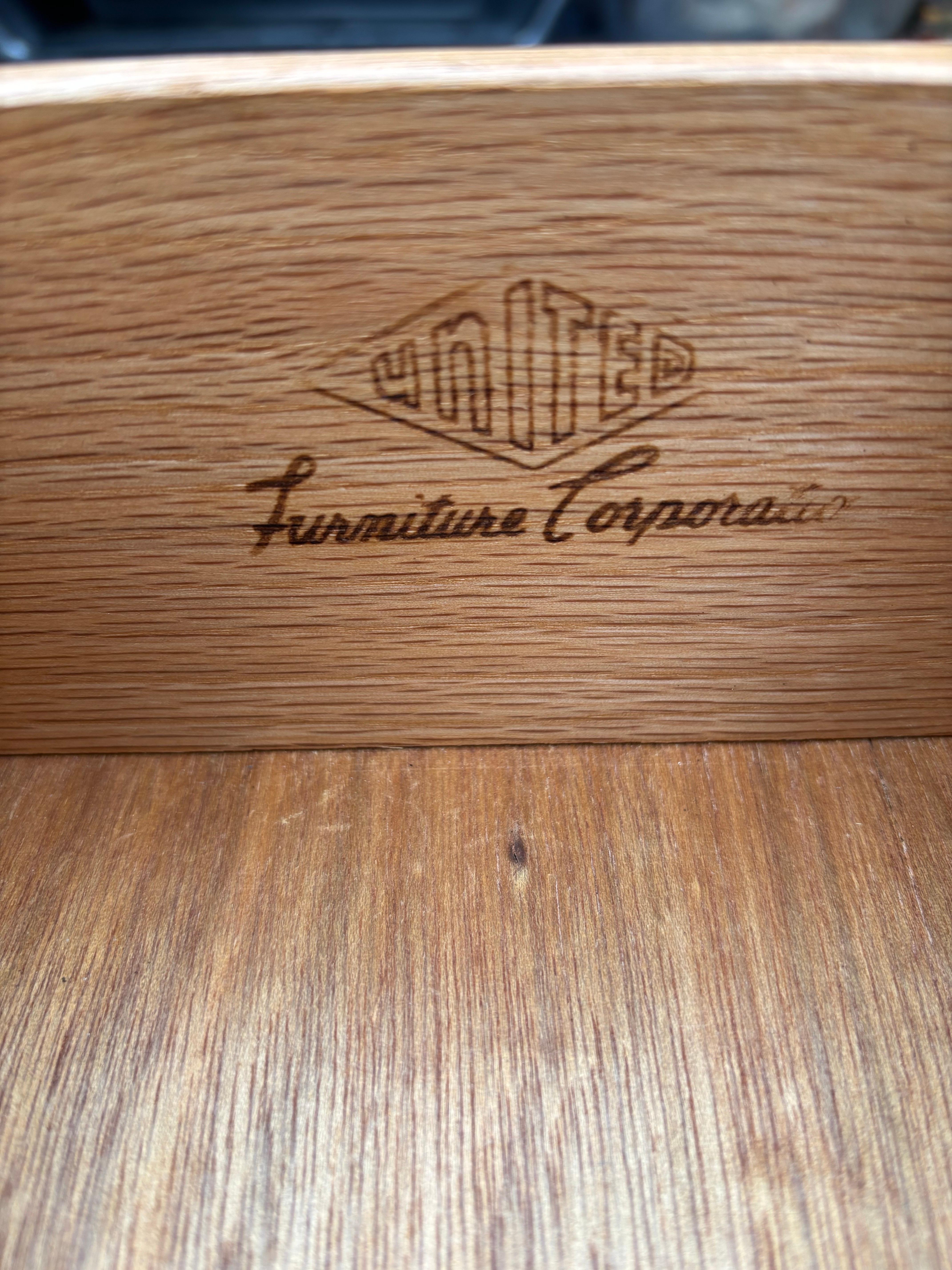 Fatto a macchina United Furniture Comò a 9 cassetti in noce in vendita