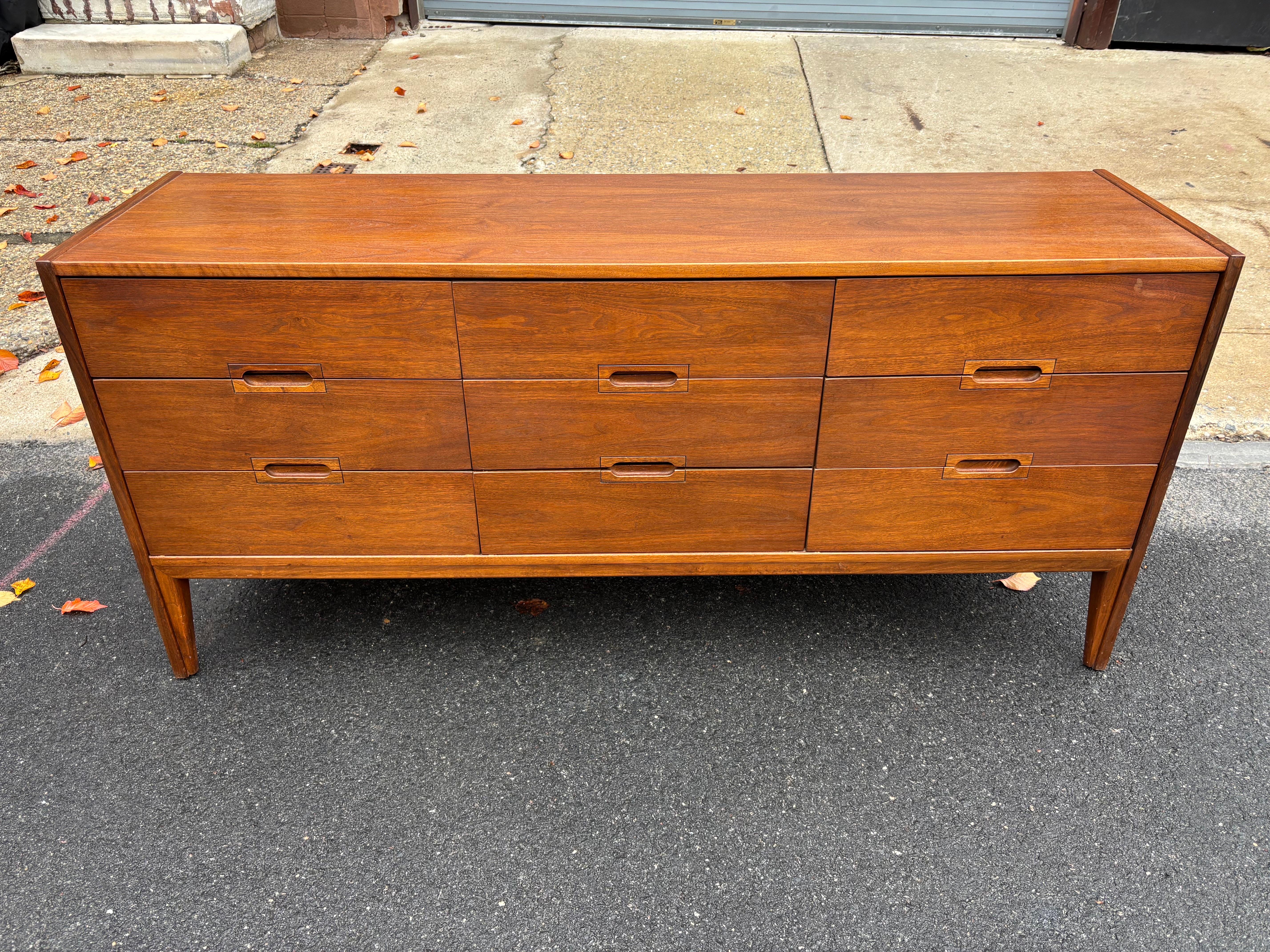 XX secolo United Furniture Comò a 9 cassetti in noce in vendita