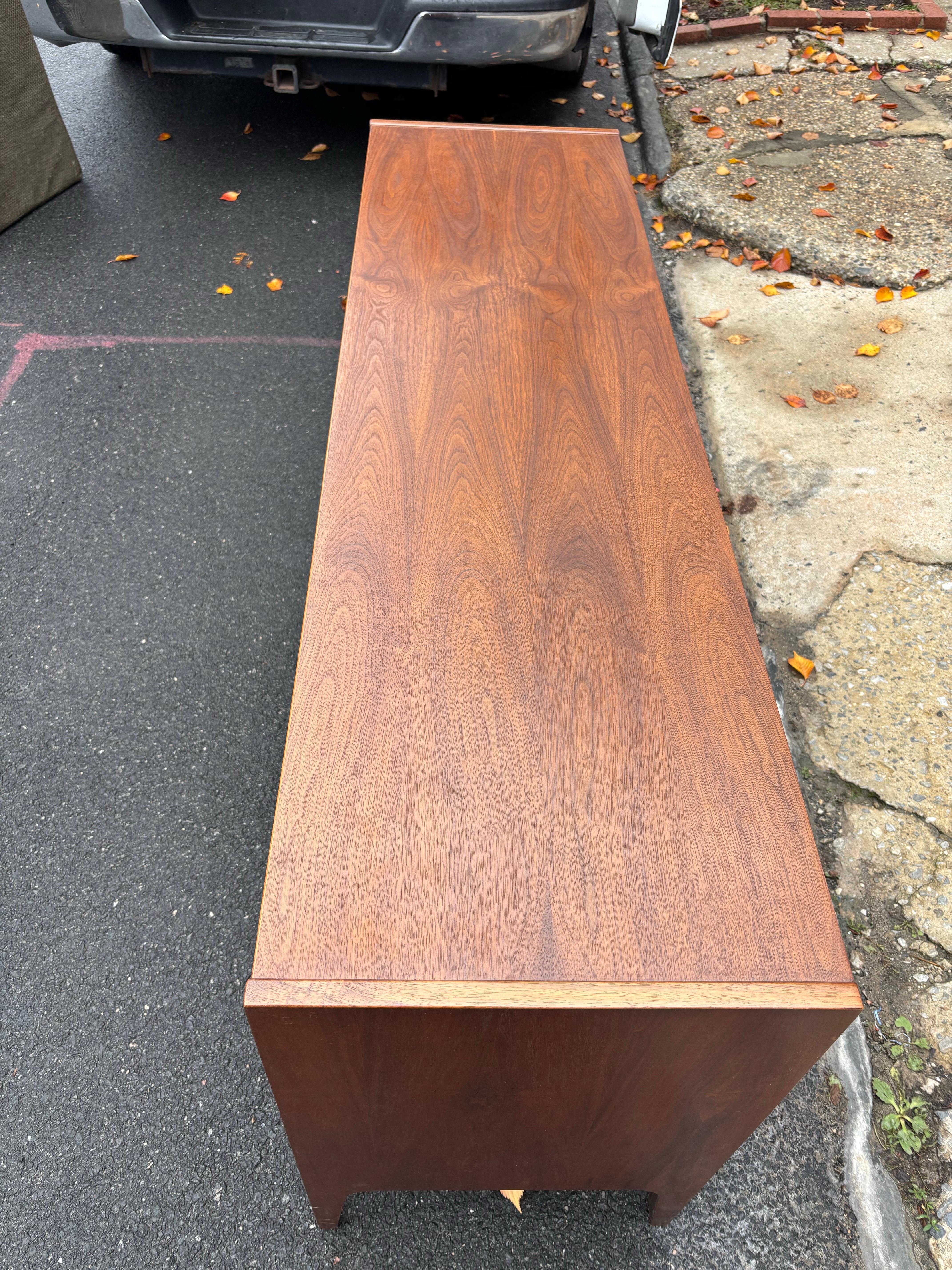 Noce United Furniture Comò a 9 cassetti in noce in vendita