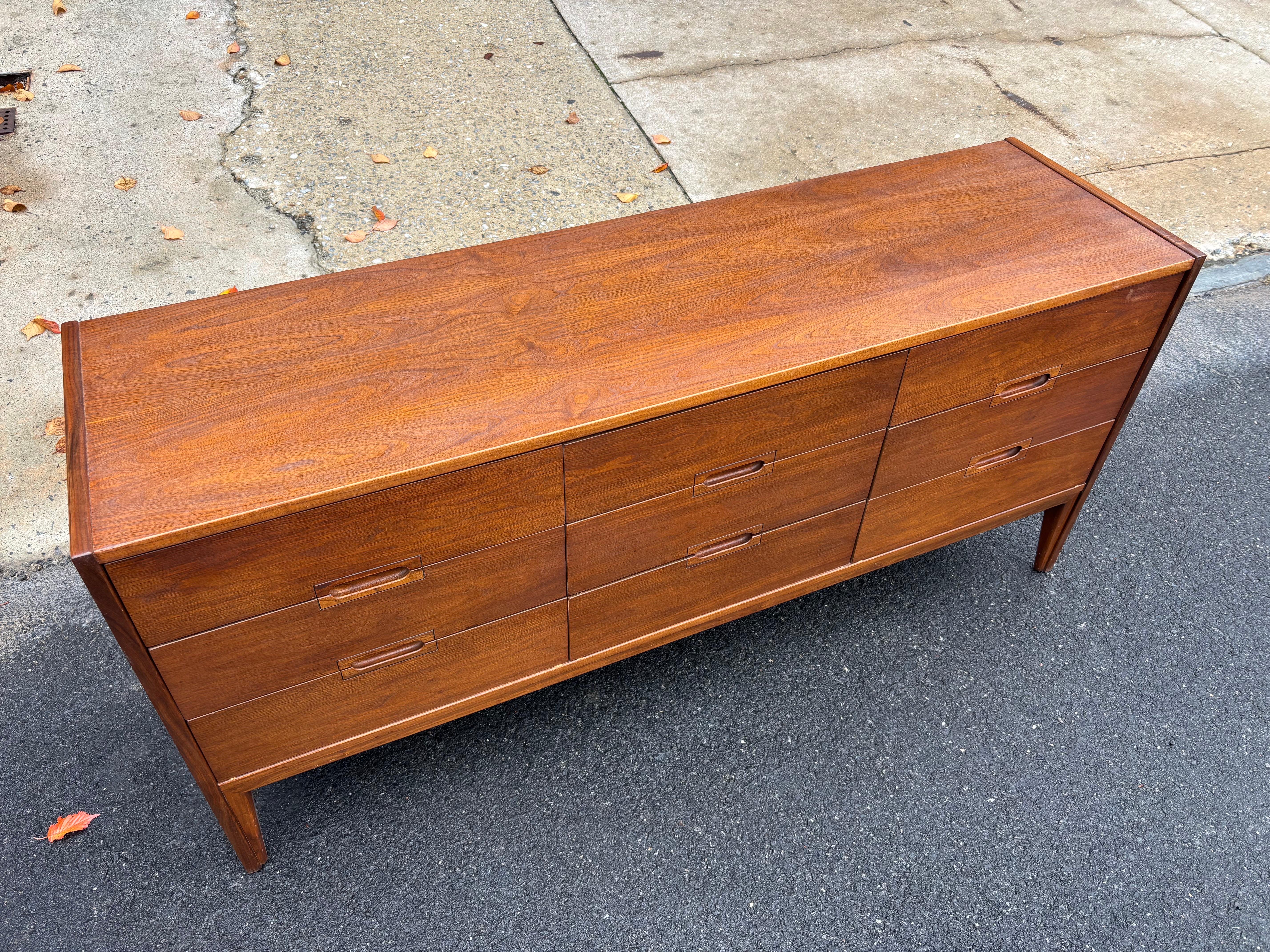 United Furniture Comò a 9 cassetti in noce in vendita 1