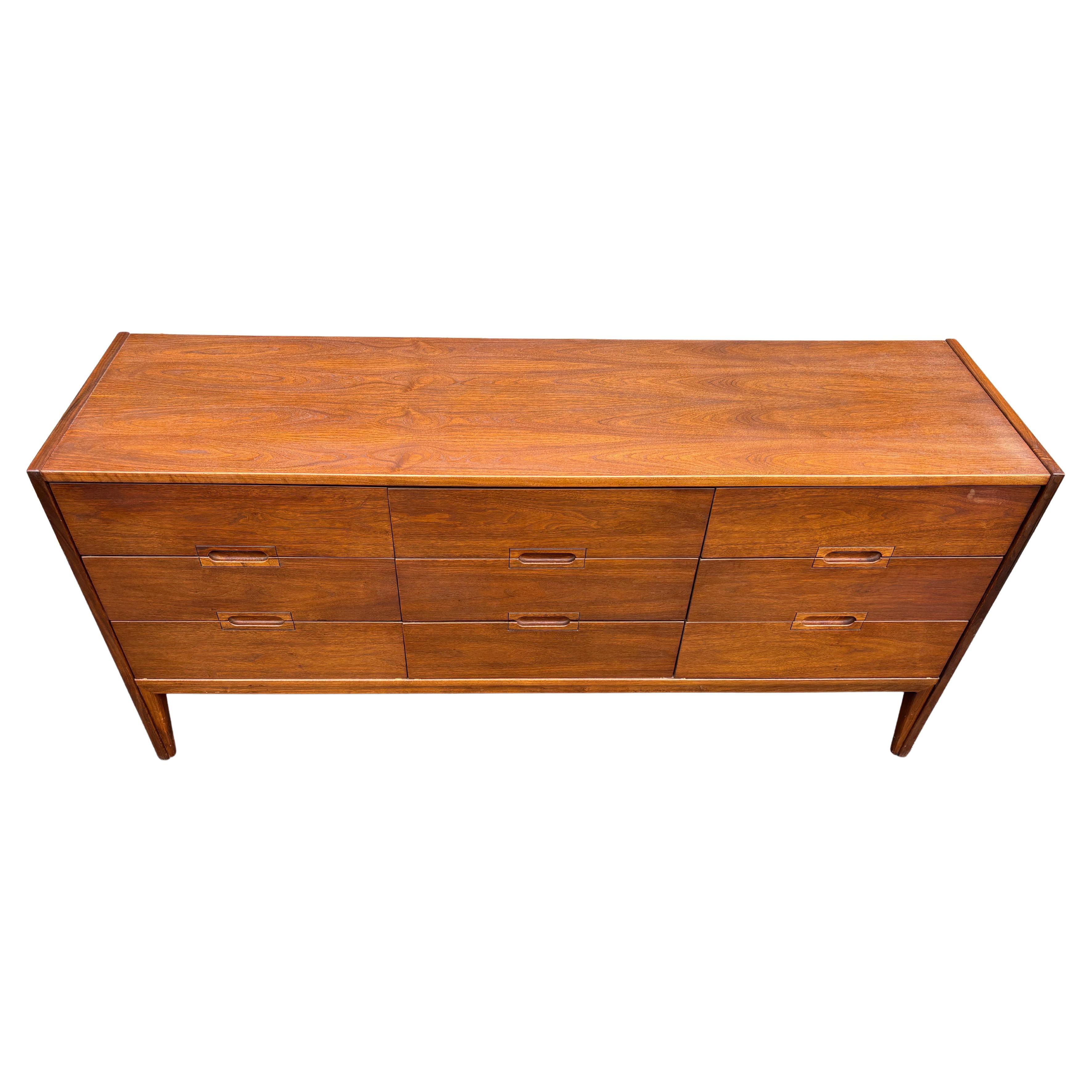 United Furniture Comò a 9 cassetti in noce in vendita