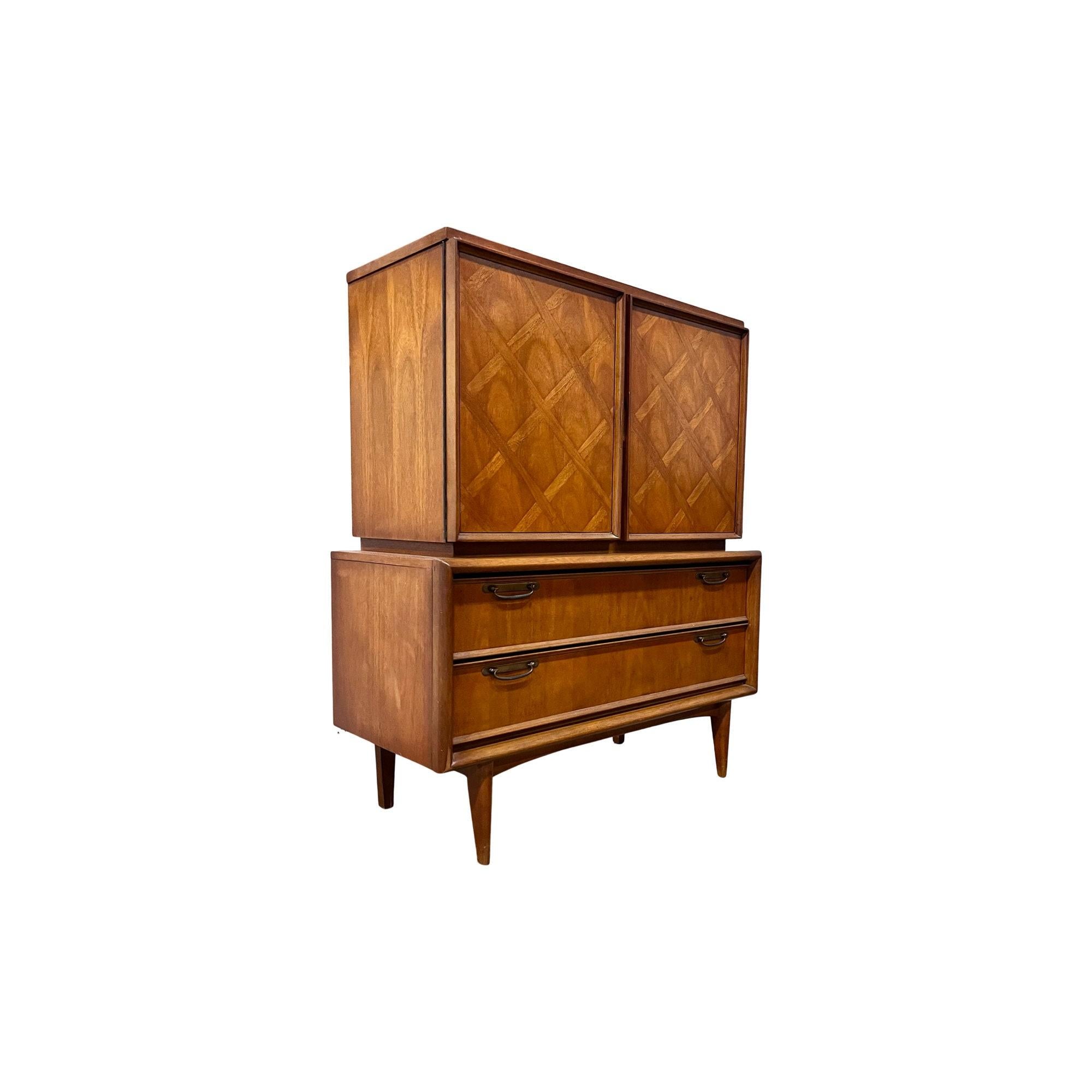 Mid-Century moderno United Furniture Co Vintage Mid Century Modern Highboy Dresser c. 1960 in vendita