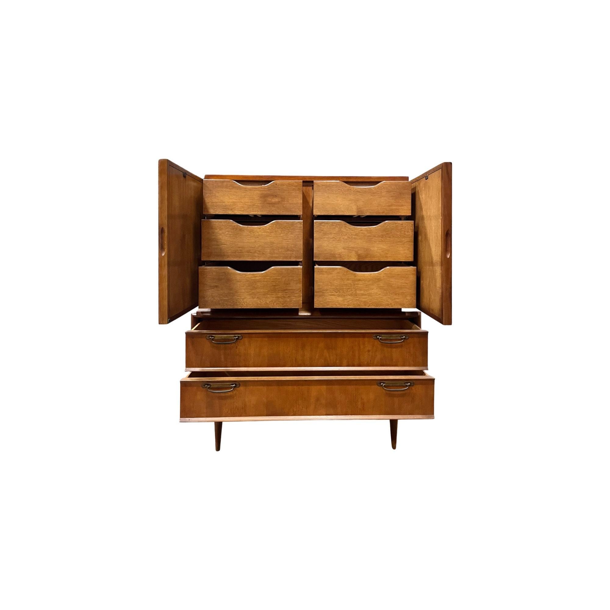 Americano United Furniture Co Vintage Mid Century Modern Highboy Dresser c. 1960 in vendita