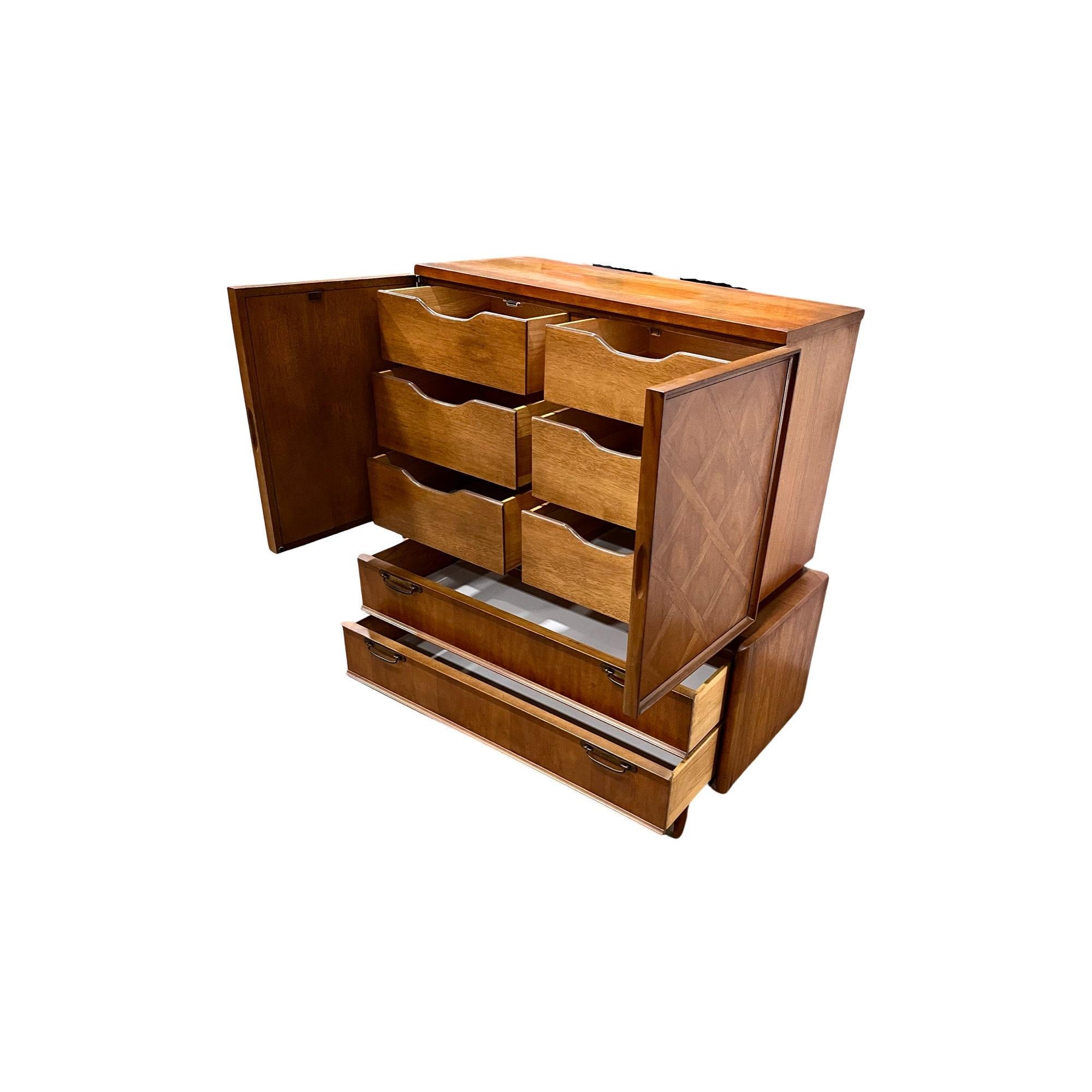 Laccato United Furniture Co Vintage Mid Century Modern Highboy Dresser c. 1960 in vendita