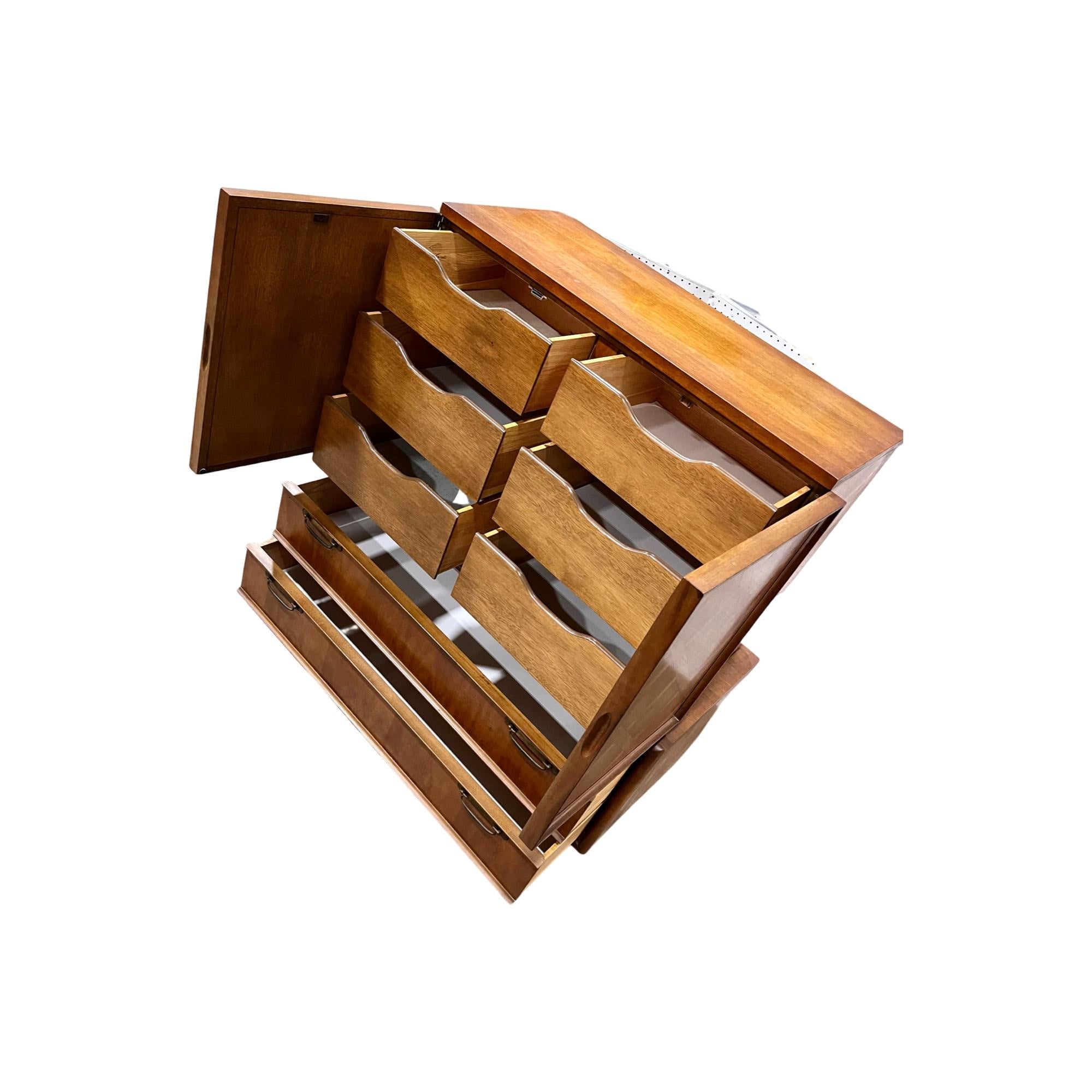 United Furniture Co Vintage Mid Century Modern Highboy Dresser c. 1960 In condizioni buone in vendita a Denville, NJ