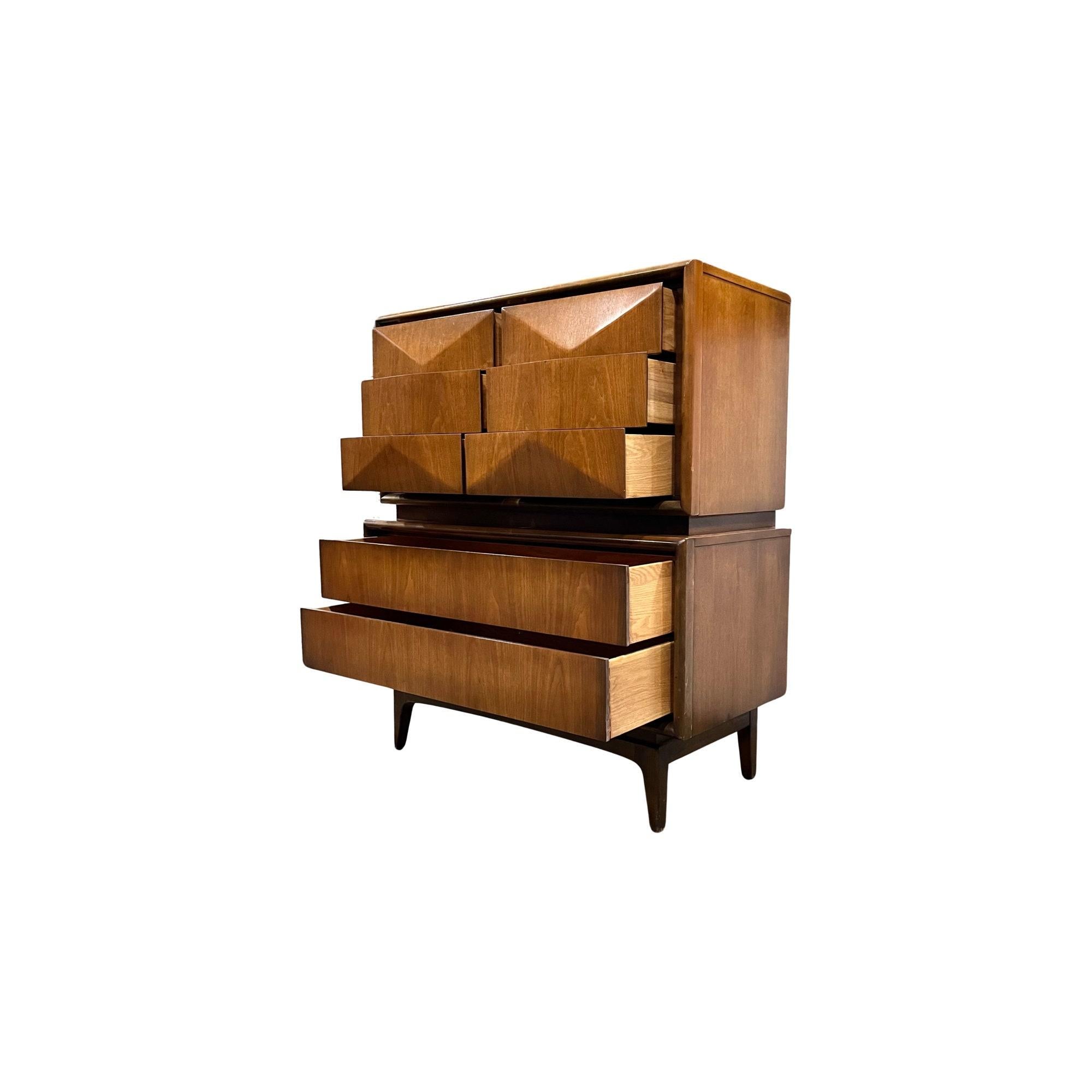 United Furniture Diamond Front Mid Century Modern Highboy Dresser c. 1960s (Moderne der Mitte des Jahrhunderts) im Angebot