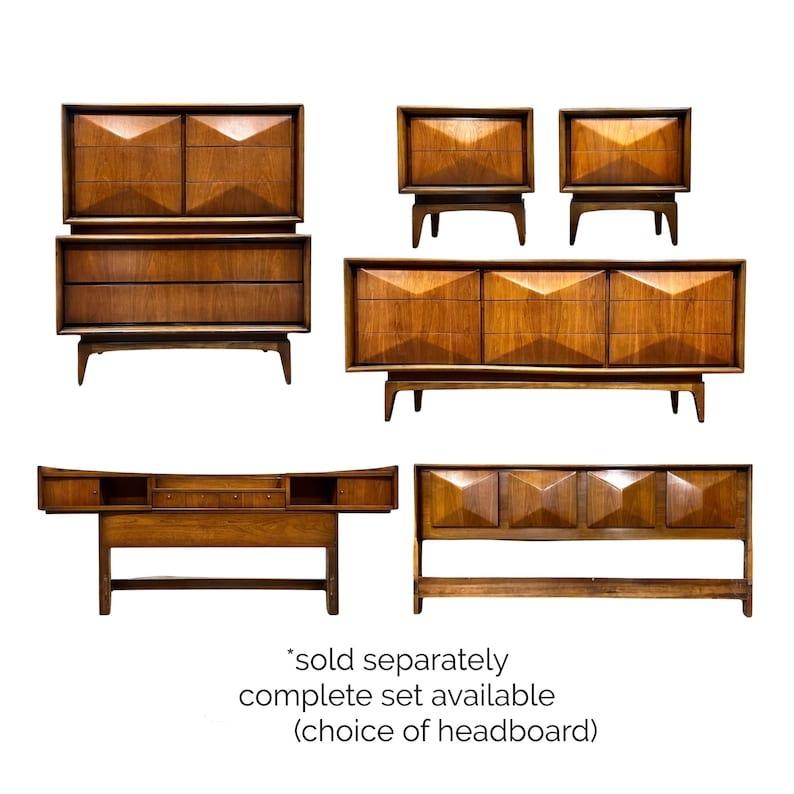 United Furniture Cómoda Highboy Diamond Front Mid Century Modern c. 1960s mediados del siglo XX en venta