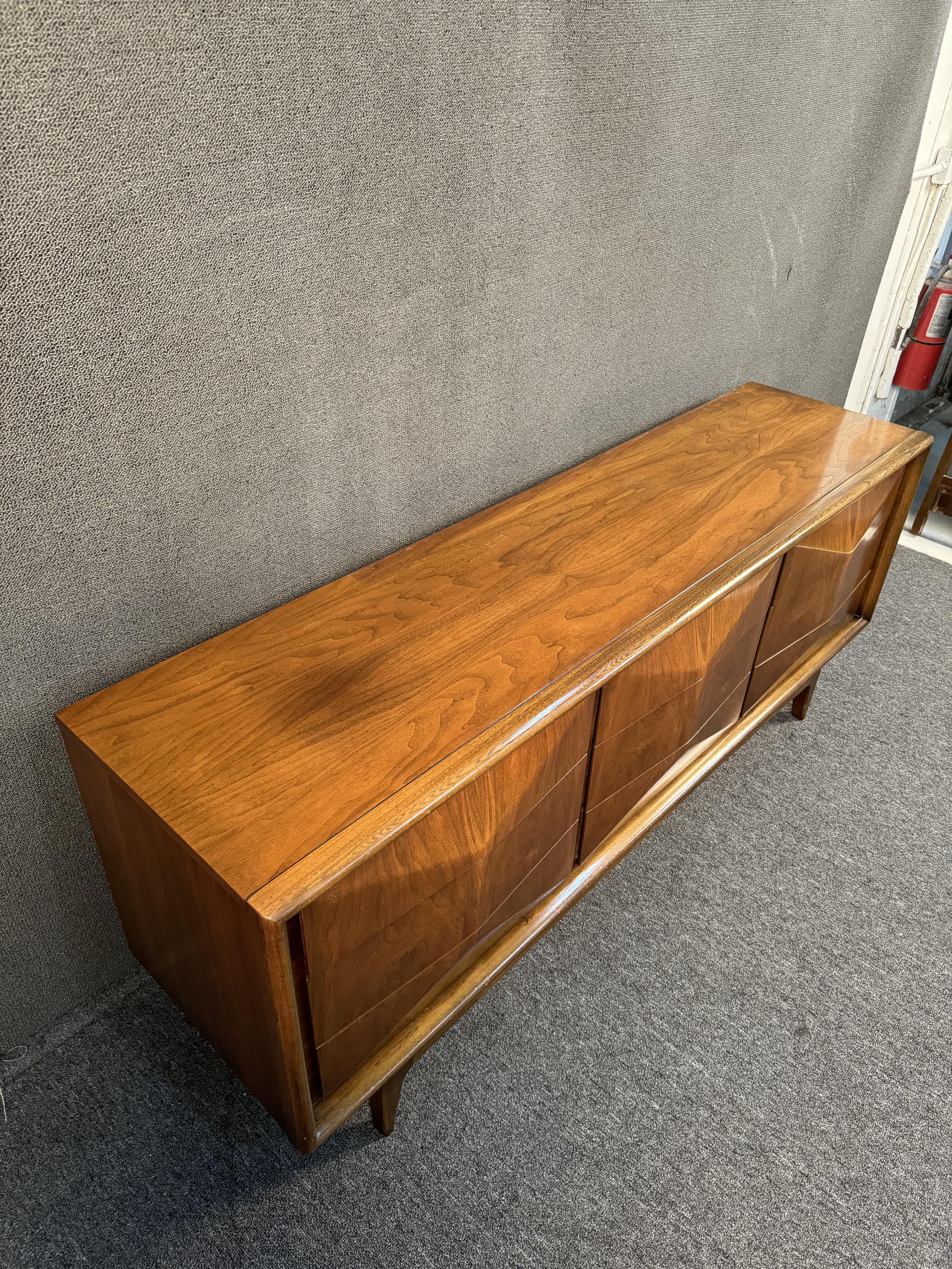 20th Century United Furniture Diamond Front Walnut Dresser & Table For Sale