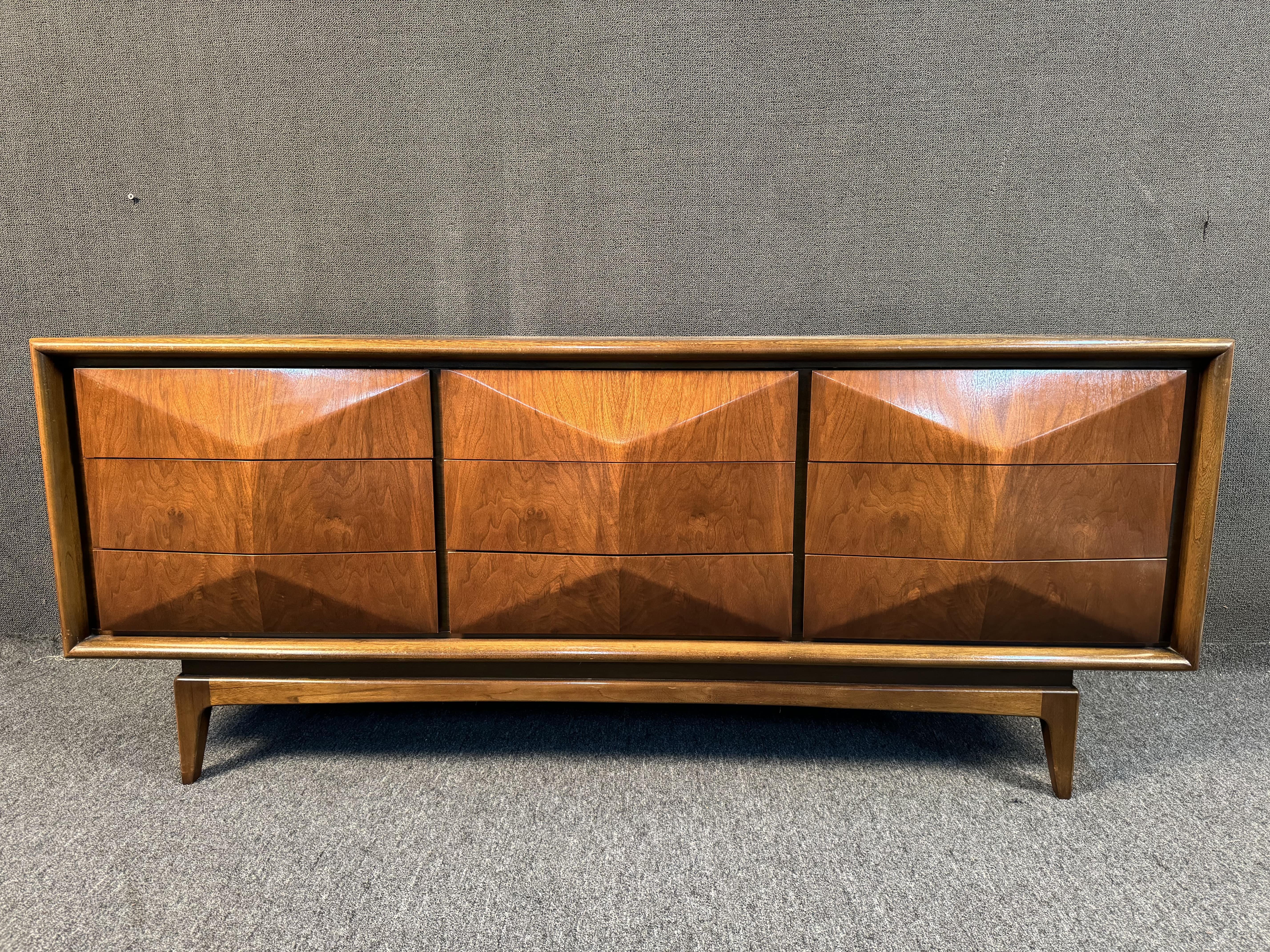 United Furniture Diamond Front Walnut Bedroom Set. This set features a low dresser and nightstand. Please confirm location with seller (NY or NJ)

Dimensions

Dresser W74xD19xH30
Nightstand W23xD16xH24

