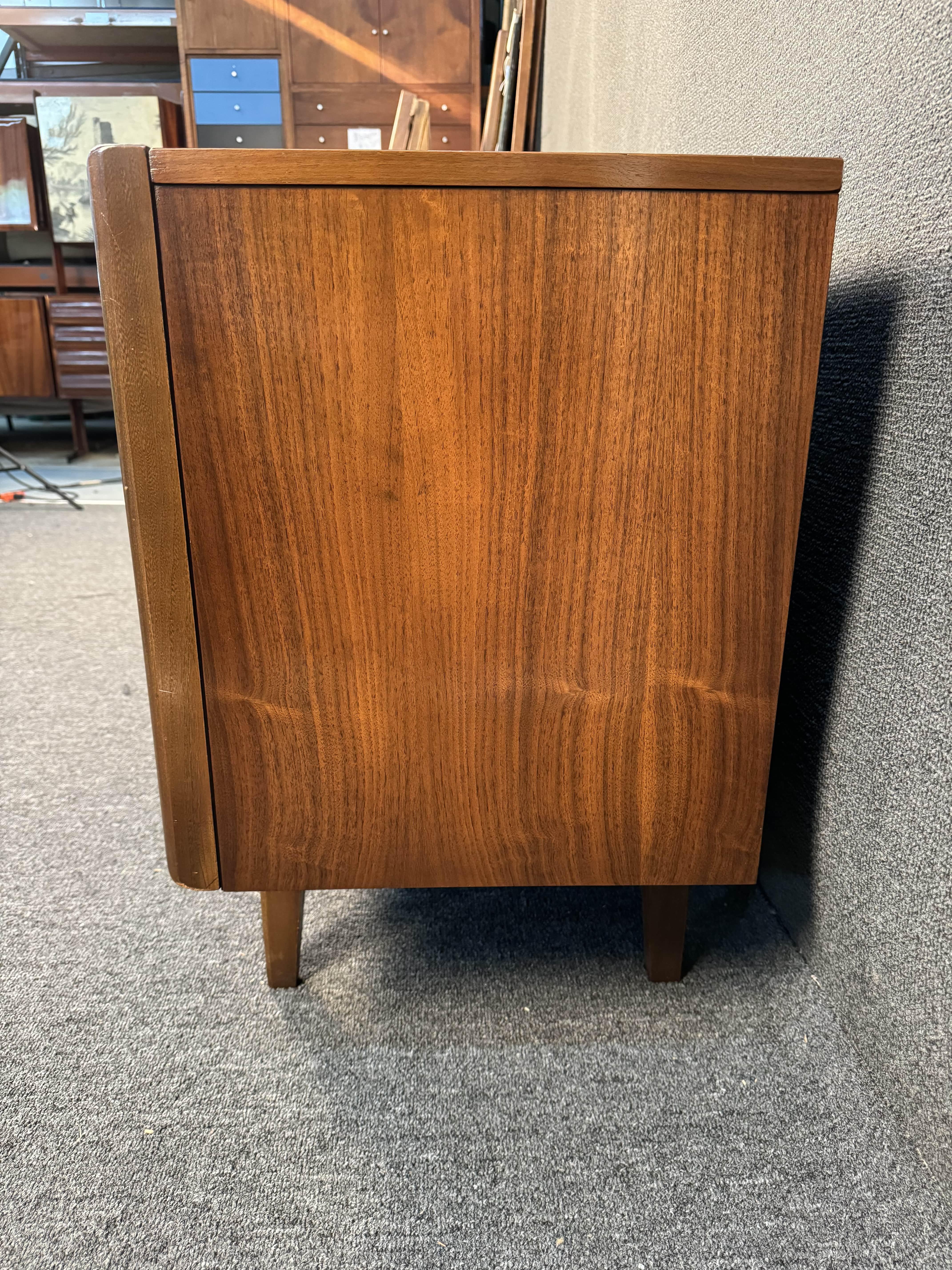 Mid-Century Modern United Furniture Diamond Front Walnut Dresser & Table For Sale