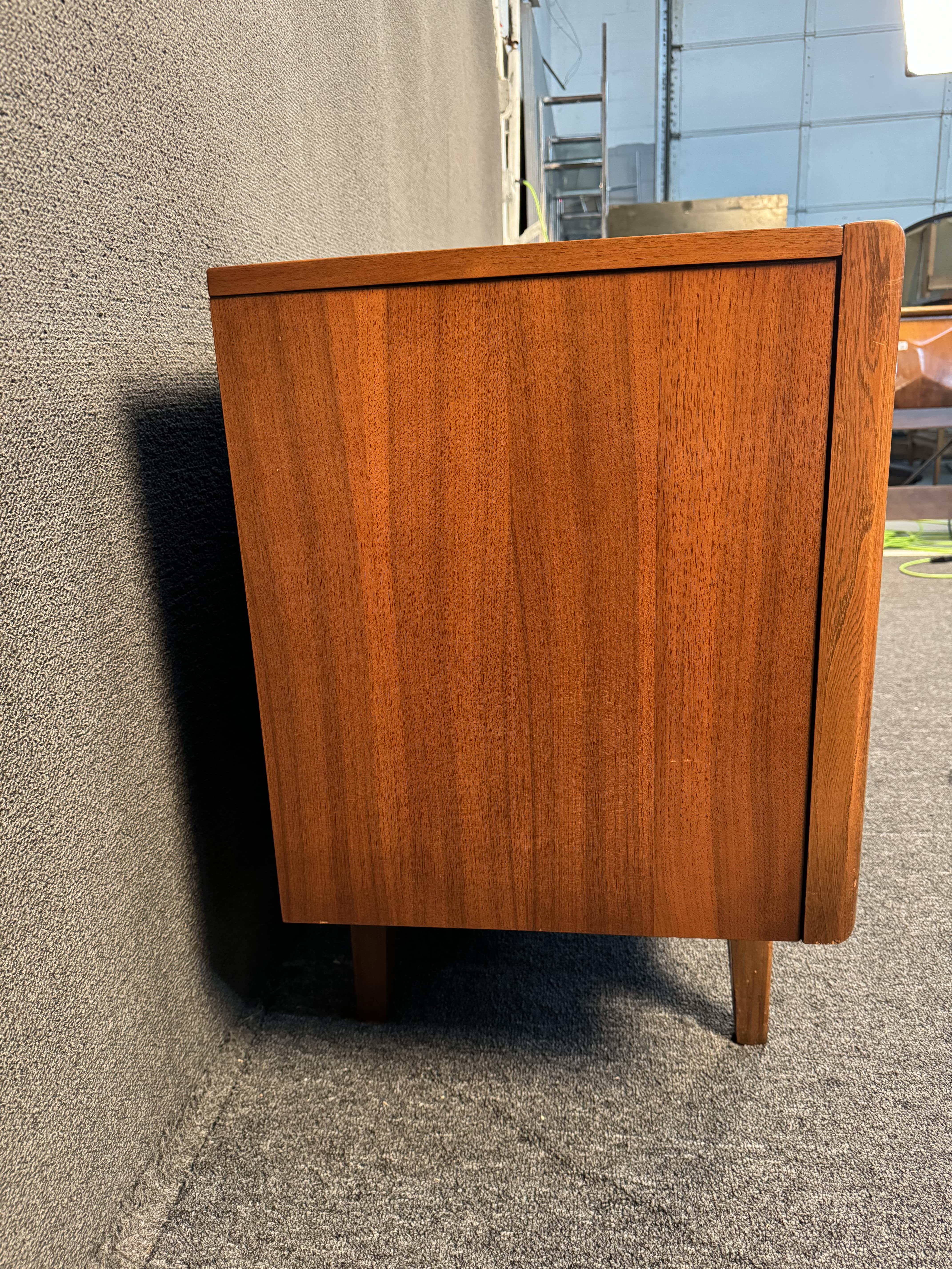 United Furniture Diamond Front Walnut Dresser & Table In Good Condition For Sale In Brooklyn, NY