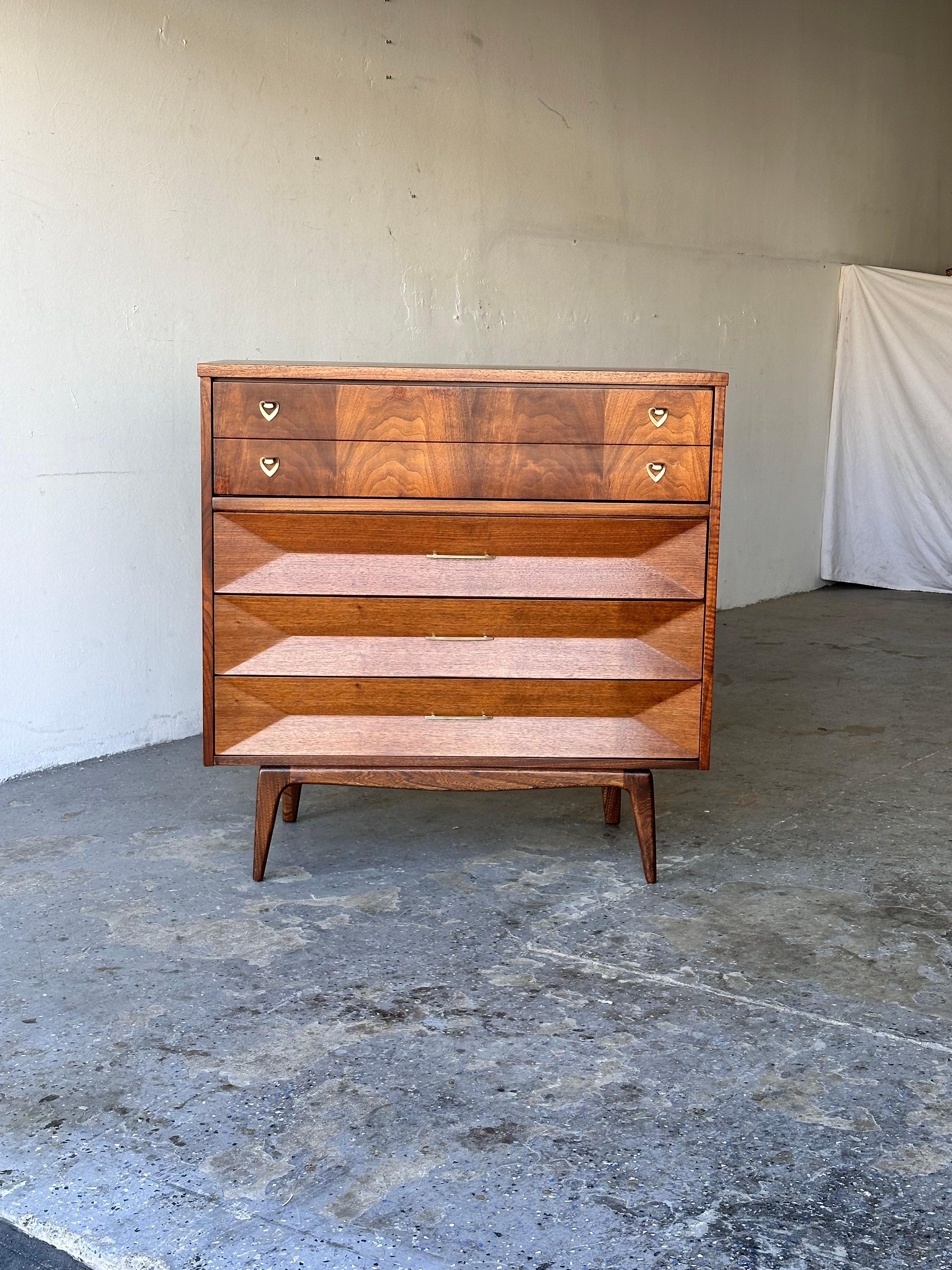 
Gorgeous Walnut Diamond Mid-Century Modern Highboy Dresser by United Furniture 

This mid century highboy dresser features original walnut finish, four drawer design, diamond fronts on the bottom three drawers, and a brass accented drawer pulls.
