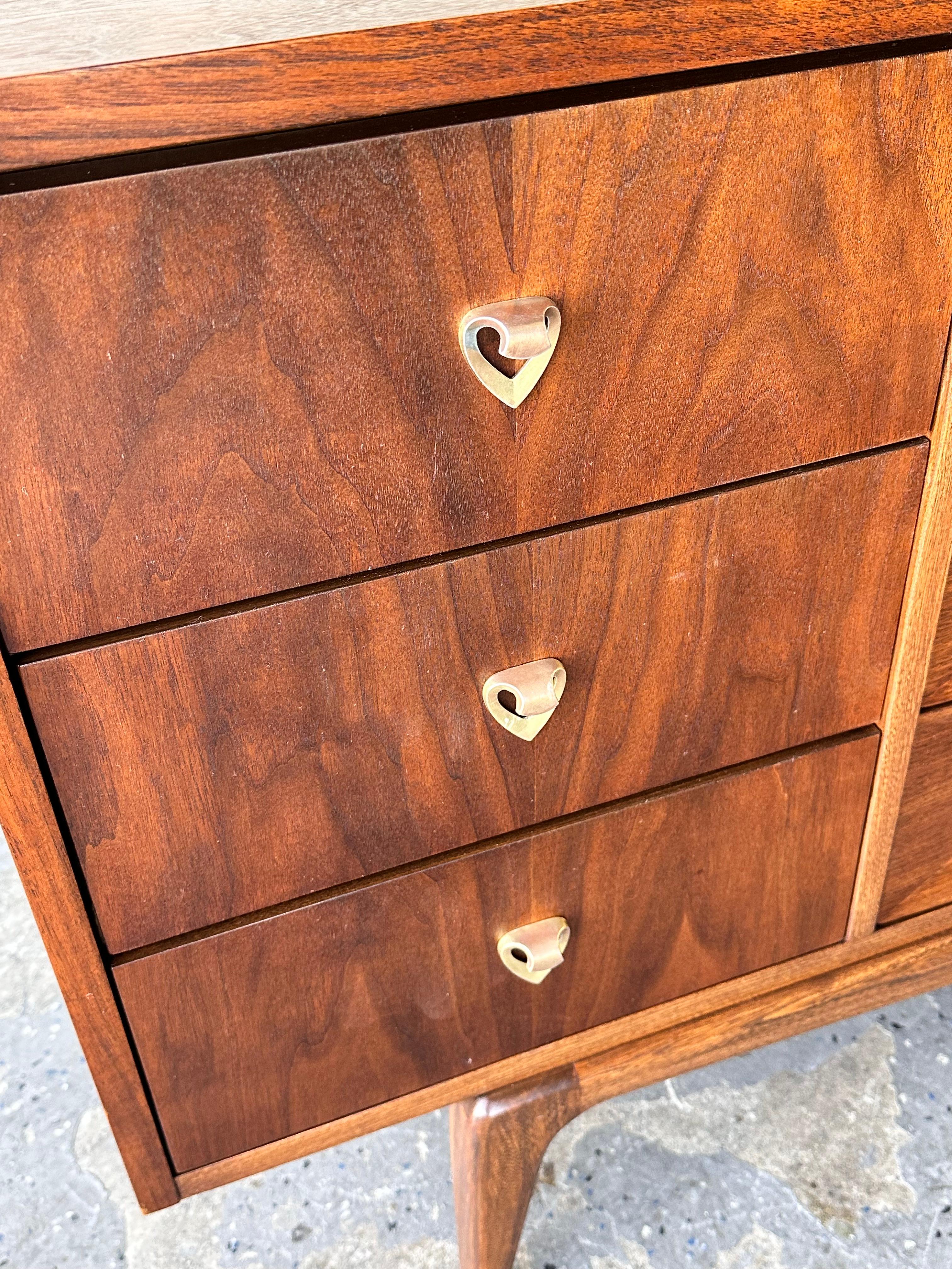 This mid century lowboy dresser features original walnut finish, 6 drawer design, diamond shaped drawers, and a brass accented drawer pulls. Matching highboy available separately. 


Dimensions: 54.25 inch wide 19.25 inch deep 30.5 inch